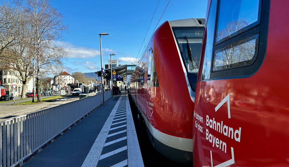 JuergenMistol's tweet photo. Bahnzeit in #Lindau-Reutin. Ein Abenteuer beginnt. #notfahrplan #zugfahrenmachtglücklich #bahnzeit https://t.co/N8xHYCtThk