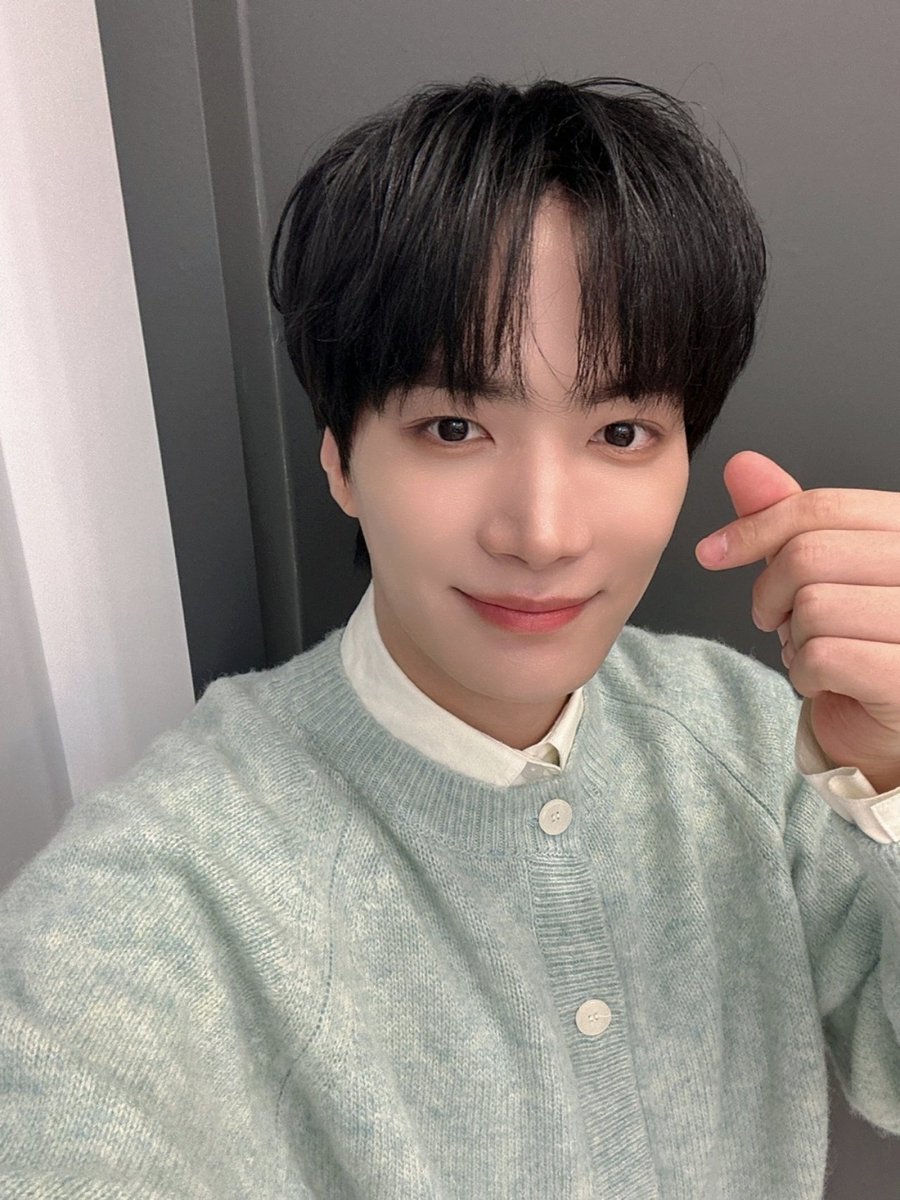 [#PHOTO] 
240127 #미니레코드 📸 

아기 밤비쫑🦌
아기 곰돌쫑🐻
아기 갱얼쫑🐶
아기 토끼쫑🐰
아기 냥이쫑🐱

종현이는 안 어울리는 게 뭐야❓️

정답🙋‍♀️
쫑이는 다 잘 어울려💙

&amp;U와 종현이 함께한 우리만의 하루🫧

#KimJonghyeon #김종현
#Brilliant_Seasons #MOTTO