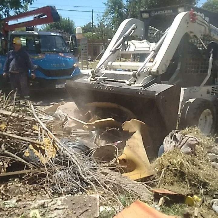 sofiderosa1's tweet photo. 📢Seguimos desmalezando y limpiando los barrios junto al Subdirector del Cop 13 @ariel.fogliaresi y los servidores Urbanos, en esta oportunidad en B° El Chaparral y B°San Felipe.
📍Planificar y Trabajar para la comunidad
#CPCChaletSanFelipe
#COP13
#municipalidaddecordoba https://t.co/qp8gEufbCU