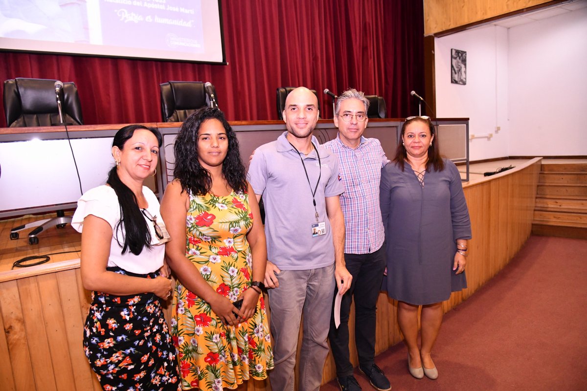 MINCOMCuba's tweet photo. #CubaPorLaTransformaciónDigital reconoce @MINCOMCuba  a trabajadores por su destacada contribución en ciencia, tecnología e innovación, en pos de la transformación digital de la nación durante el año 2023.
👉https://t.co/J3tVHzwSb8 https://t.co/R4ICrdMLZ6