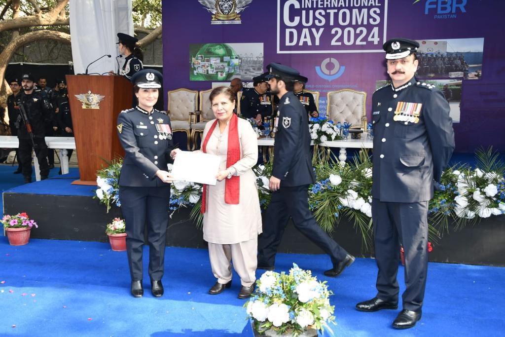 Earlier, the Minister was presented with Guard of Honour. She also laid floral wreath at the Martyrs’ monument. Later, she distributed certificates of merit among officers for rendering exceptional services in discharge of their duties. 4/4