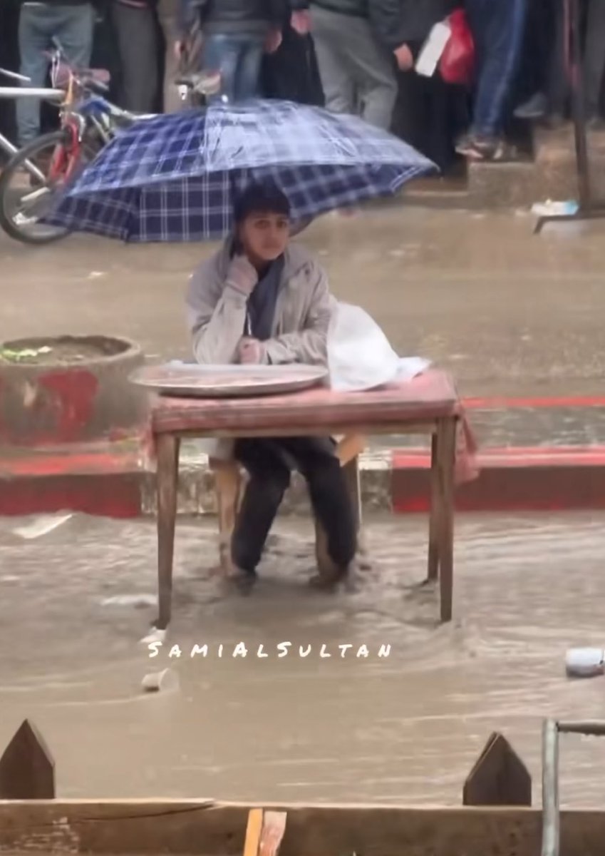 AlaHamdann's tweet image. عندي نظرية بسيطة واجتهاد شخصي:
كتير ناس ما بيعرفوا وين ولمين يتبرعوا لأنه كل #غزة حالياً بمجاعة وبرد وعطش وجوع.

اذا شفت مقطع ڤيديو من الآلاف اللي بتنتشر يومياً، أو صورة لطفل، راسل اللي صوّره واتفق معه تساعد الشخص اللي بالڤيديو.

👈🏽 مُراسل صوّر رجل بلا خيمة؟ راسل المراسل وتكفّل…