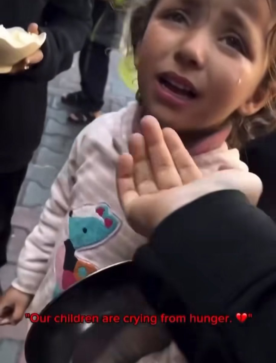 AlaHamdann's tweet image. عندي نظرية بسيطة واجتهاد شخصي:
كتير ناس ما بيعرفوا وين ولمين يتبرعوا لأنه كل #غزة حالياً بمجاعة وبرد وعطش وجوع.

اذا شفت مقطع ڤيديو من الآلاف اللي بتنتشر يومياً، أو صورة لطفل، راسل اللي صوّره واتفق معه تساعد الشخص اللي بالڤيديو.

👈🏽 مُراسل صوّر رجل بلا خيمة؟ راسل المراسل وتكفّل…