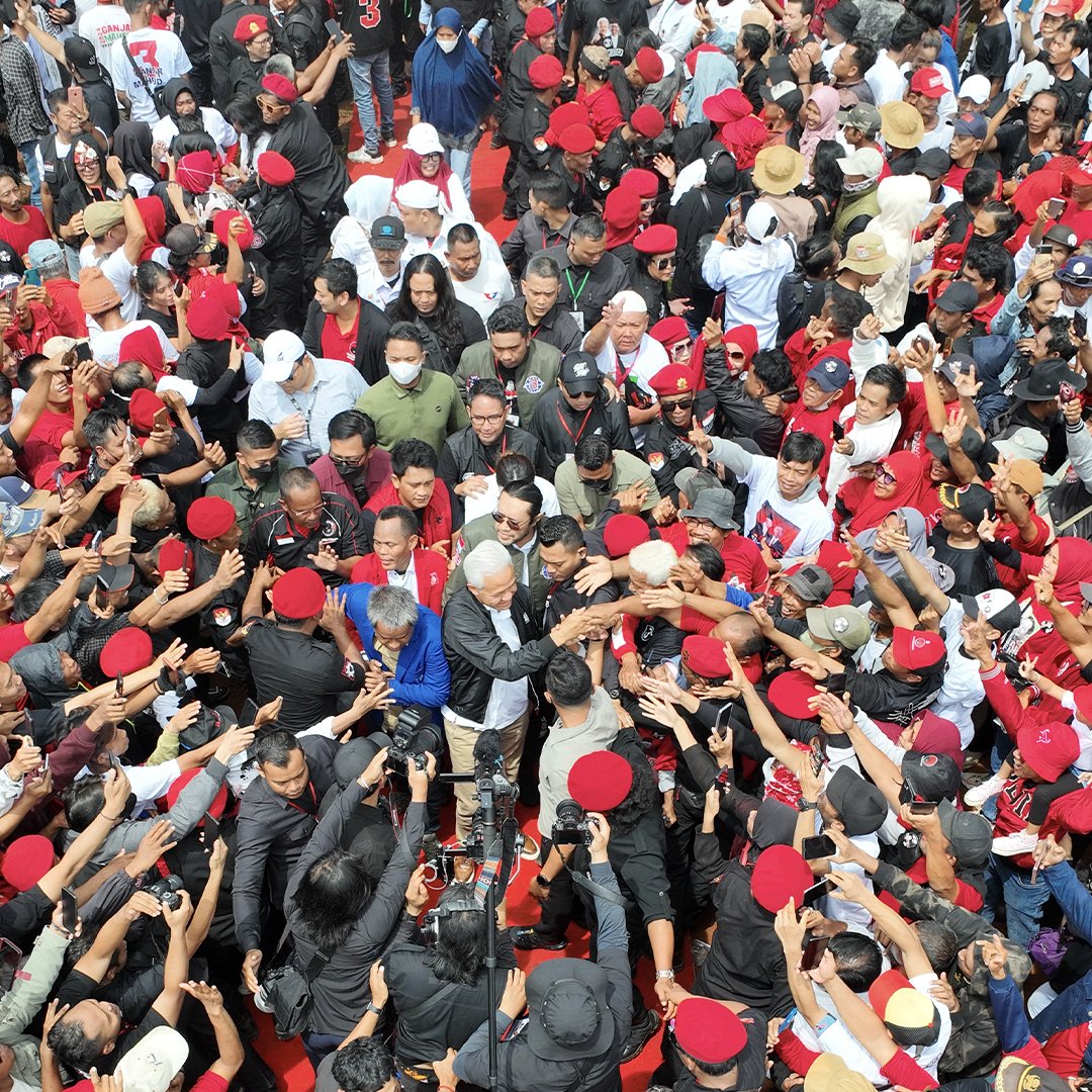 Waaah masih terngiang-ngiang semangat saudara-saudaraku warga Cirebon dan sekitarnya waktu <a href="/slankdotcom/">Slank Band</a> nyanyi Orkes Sakit Hati tadi. Seperti paduan suara, semua ikut bernyanyi. Apalagi pas bait terakhir. 

“Kebebasan yang kamu dapatkan
Bukan jadi kamu boleh sembarangan
Kamu