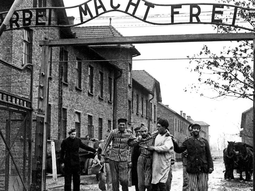 Hoy se conmemora el #DiaInternacionalDelHolocausto . El 27 de enero de 1945 se liberó al mayor campo de exterminio, #Auschwitz. Su huella en la literatura fue profunda, desde Primo Levi a Elie Wiesel, Irène Némirovsky, Viktor Frankl, Imre Kertész o Ana Frank.
Primo Levi Escribió