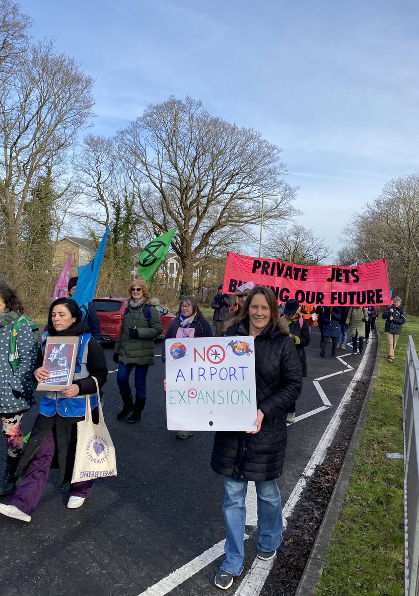 Joined with hundreds of activists marching to Farnborough Airport to protest against plans to increase private jet flights from 40,000 to 70,000 a year & to call for a total ban on private jets.
WE’RE FLYING TO EXTINCTION
#FlyingToExtinction #BanPrivateJets @XRebellionUK