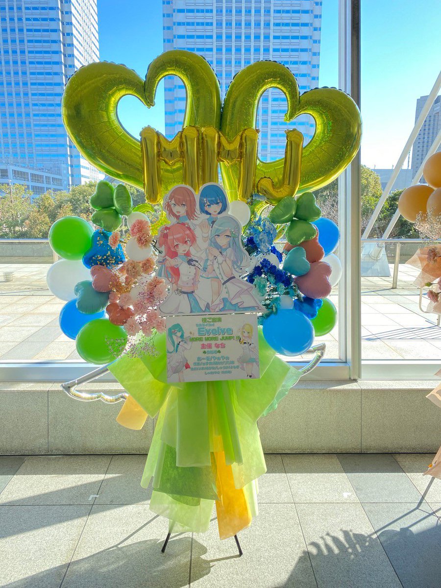 mmj_flower's tweet photo. 無事にフラスタ企画催行することができました、みなさま本当にありがとうございます…！

早いもので設置期間は残り1日ですが、ぜひ通りかかった皆さまも見て頂き、写真等も撮っていただけると嬉しいです…！

 #セカライ3rd  #セカライ東京 https://t.co/RvNa5QPtFg