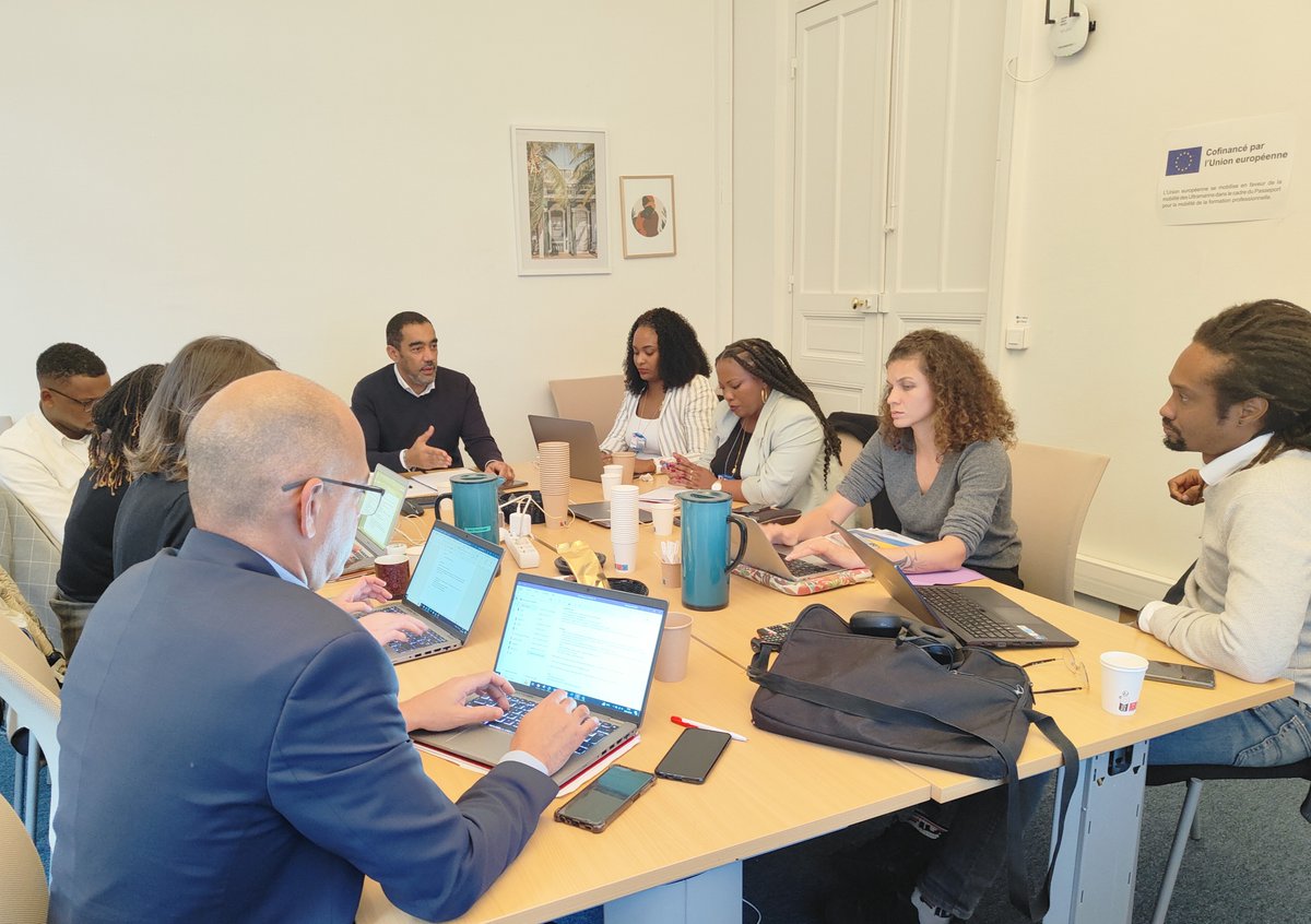 outremers360's tweet image. #LADOM lance les travaux préparatoires du « Passeport pour le retour », en faveur du « retour au pays »

➡️tinyurl.com/5n7dznnu

➡️Ce mercredi et pour la première fois sous ce format, L’Agence De l’#Outremer pour la Mobilité (@LadomOfficiel) s’est réuni à son siège avec les