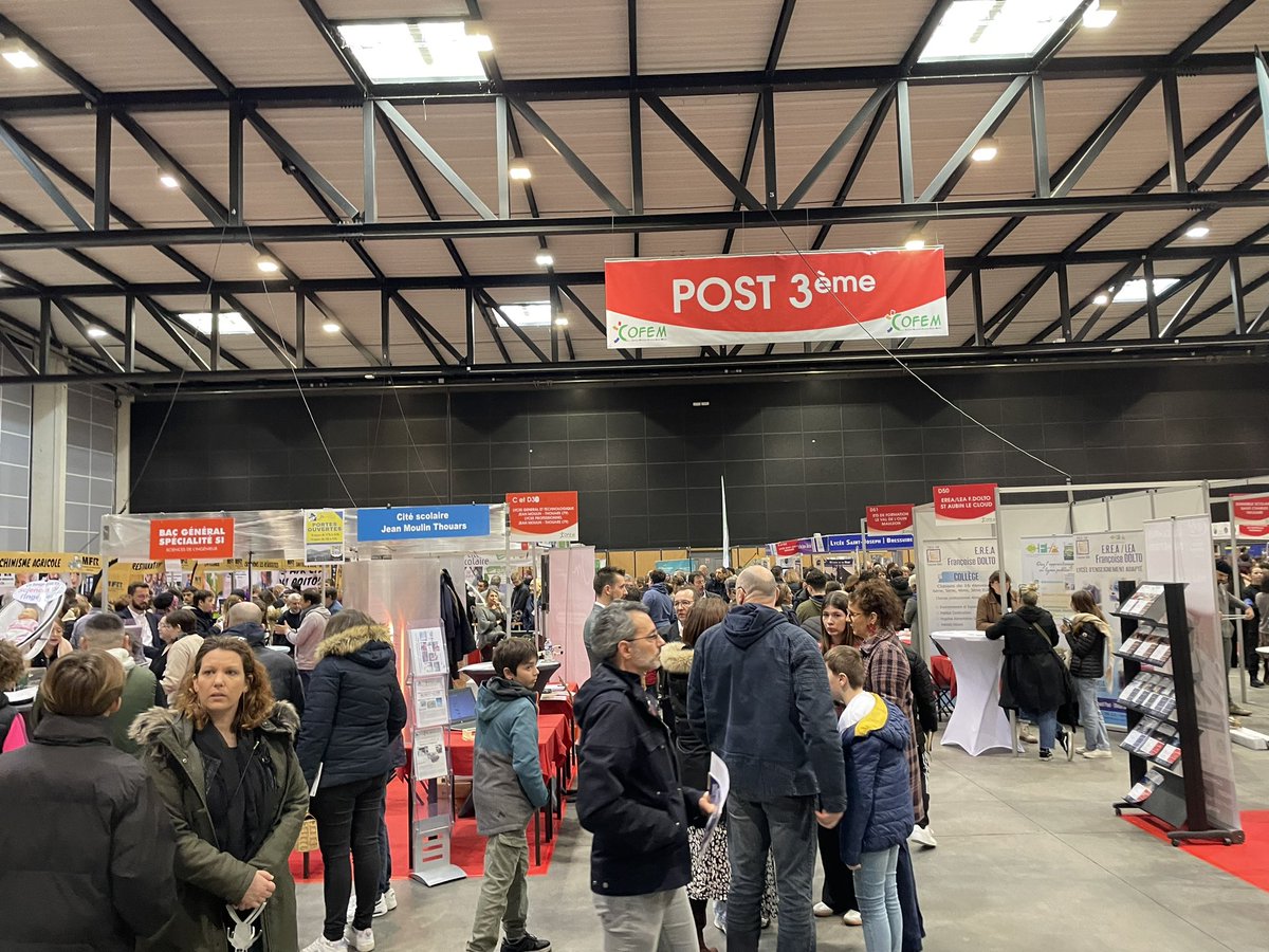 v_guggiari's tweet photo. COFEM de Bressuire, orientation, formation, emploi, métiers; pour des parcours choisis et ambitieux. 👏aux organisateurs et participants @DSDEN79 @acpoitiers @BndicteRobert https://t.co/BDjPu4BzO8