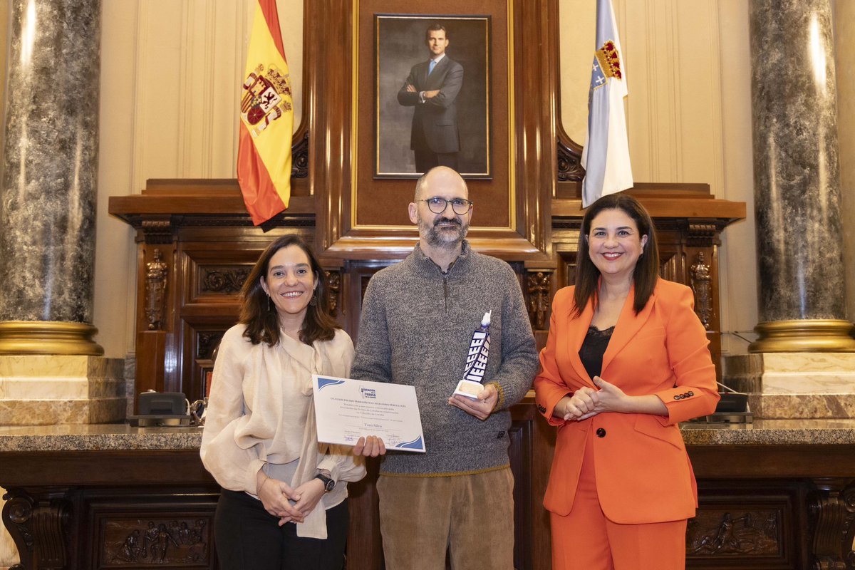 A Asociación da Prensa da Coruña entregou este venres 26 de xaneiro o LXXXIII premio Pérez Lugín a Toni Silva polo seu traballo “Crónica negra a mil pulsaciones… y dos pulgares”. O acto, celebrado no Concello da Coruña, estivo presidido pola alcaldesa da cidade, Inés Rey.