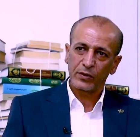 almenbir's tweet photo. لا بأس تُجْرحُ
إنّ الجرح مدرسةٌ
فلا جوادَ وإلّا في المسيرِ كبَا

والحُر ينهضُ لا تثنيه سقطتهُ
إذا تَعذّرَ أنْ يمشي الطريقَ حَبَا

لا عَيب فيكَ
إذا ما صِرت مُنحنيًا
إذا استطالَ رطيبُ الخيزران قَبَا

أوقد على الطين
ضع هالاً بقهوتنا
نخل السماوة غنّى والمقام صَبَا

زكي العلي @Alail00 https://t.co/4KN5UG721N