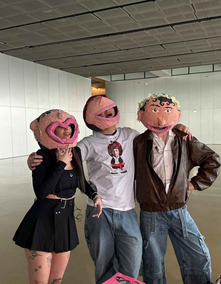 Por favor, Juanjo, Naiara y Álvaro con los cabezudos que les han hecho, los amo  #OTDirecto27E