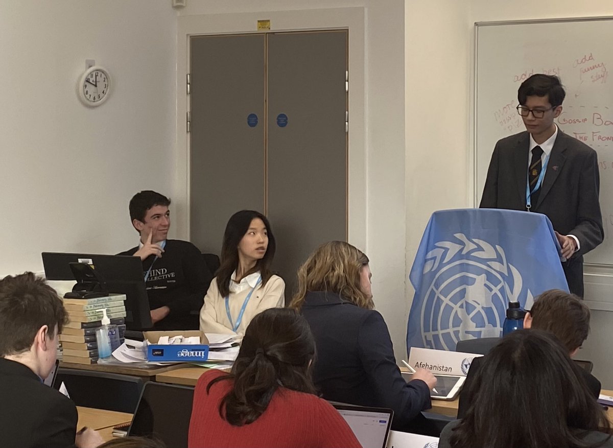 MunHampton's tweet photo. Hampton Chairs in action at LEHMUN! https://t.co/9f1LPvC0TQ