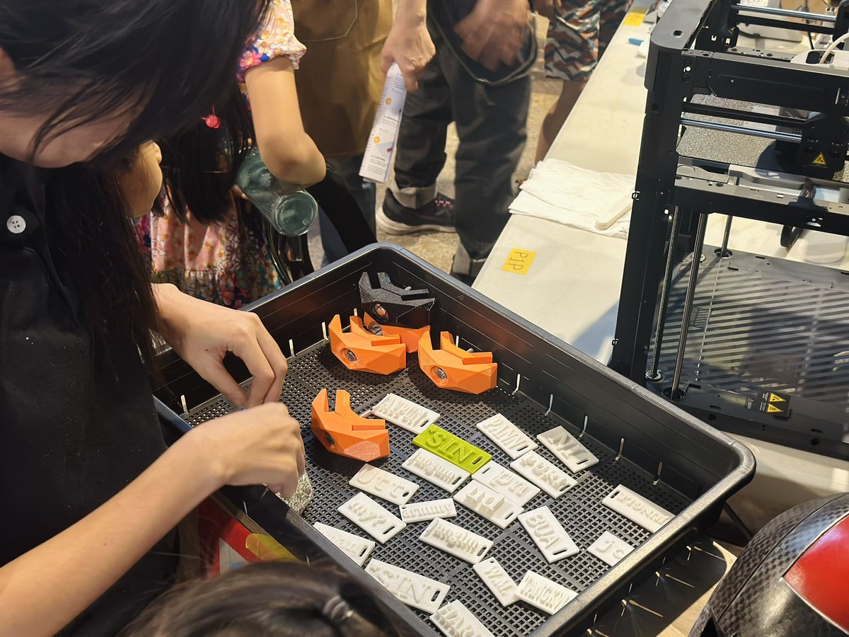 skysaengsawang's tweet photo. ☺️ weekend maker! Enjoyed crafting and having fun at FABLab Bangkok @Kx_Innovation #WeekendVibes #MakerJam #ChangchuiCreativePark https://t.co/5mJSWARVSn