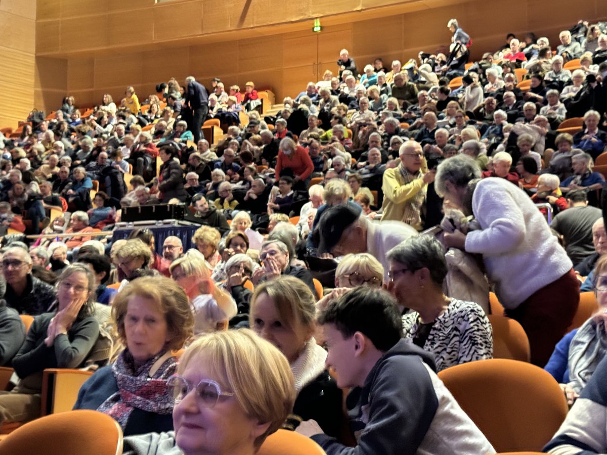 BrunoRetailleau's tweet photo. Salle comble aux Sables d’Olonne pour le concert de l’#ONPL dirigé par le chef Kaspar Zehnder qui nous a offert une superbe interprétation de la Ve de Beethoven. Belle initiative regionale de #maregionvirtuose. Merci au directeur artistique et créateur René Martin! https://t.co/3E3MZ9TydA