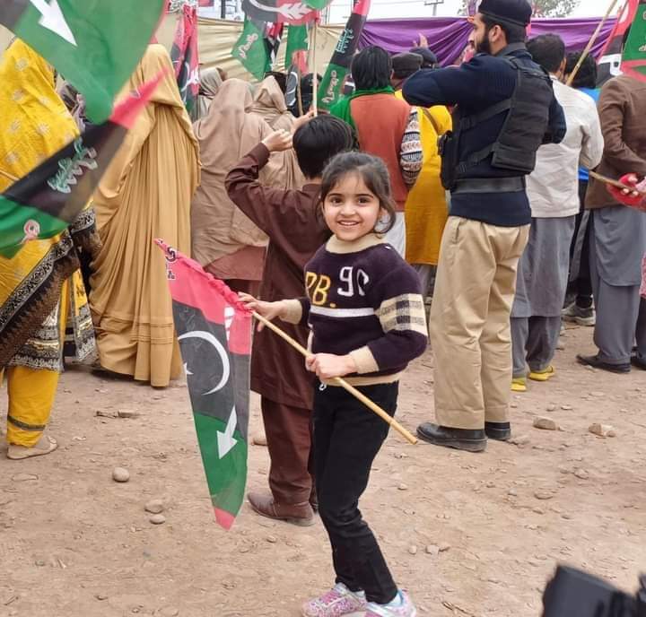 mashquli's tweet photo. ⁧
عوام کا پاکستان پیپلز پارٹی سے رشتہ تین نسلوں کا ہے، جس کی عکاسی پشاور جلسہ گاہ میں بچوں کی والدین کے ہمراہ شرکت ہے۔
@BBhuttoZardari 
@PPPDigital_ https://t.co/Bd6C4Rg8Em