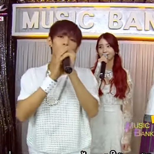 IU y V de BTS vistos juntos hace más de una década. 🌟 Revive el encuentro de los íconos en Music Bank en 2013 y descubre las reacciones de los fans. #IU #BTSV #Kpop #Throwback"