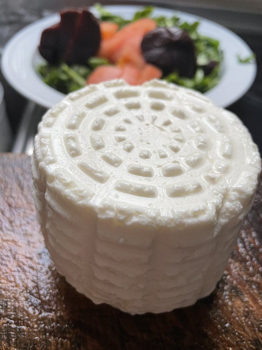 Anoche lo fabriqué y esta mañana lo utilizo en la comida. 
Un queso fresco de leche de pastoreo de las vacas de Lugo.