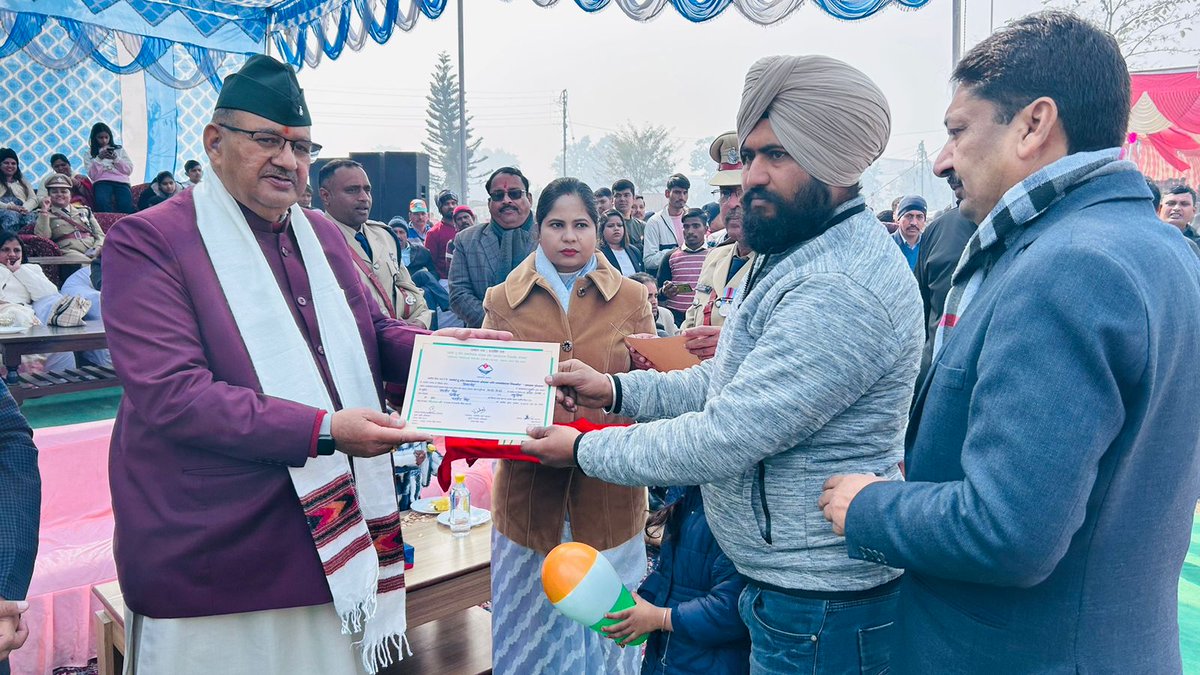 agrideptuk's tweet image. उधमसिंह नगर में माननीय कृषि मंत्री श्री गणेश जोशी जी ने &apos;आत्मा&apos; योजना के तहत  किसान को किसानश्री और किसानभूषण पुरस्कार से सम्मानित किया।

#AtmaYojana #AtmaScheme #KisanShri #KisanShree #KisanBhushan #AgricultureAwards #GovermentScheme #AgricultureDepartmentUdhamSinghNagar