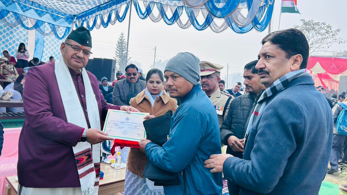 agrideptuk's tweet image. उधमसिंह नगर में माननीय कृषि मंत्री श्री गणेश जोशी जी ने &apos;आत्मा&apos; योजना के तहत  किसान को किसानश्री और किसानभूषण पुरस्कार से सम्मानित किया।

#AtmaYojana #AtmaScheme #KisanShri #KisanShree #KisanBhushan #AgricultureAwards #GovermentScheme #AgricultureDepartmentUdhamSinghNagar