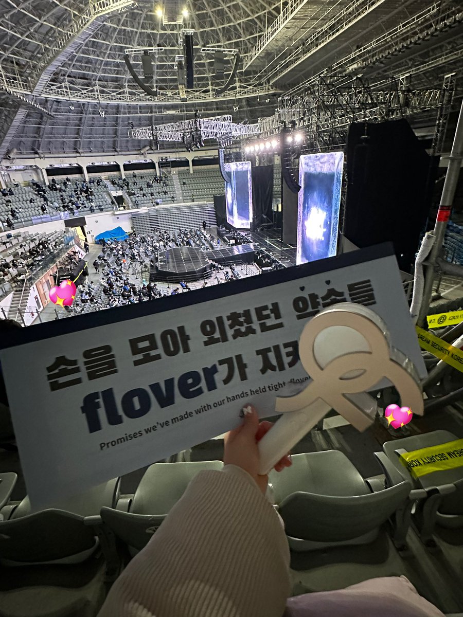 fromis_9cy's tweet photo. かなり遠い席だったんだけど、楽しすぎて外出るまでの間に今日のセトリでプレイリスト作っちゃった…余韻に浸ります😌🩷幸せでした！！！ https://t.co/IejgB1UQVR