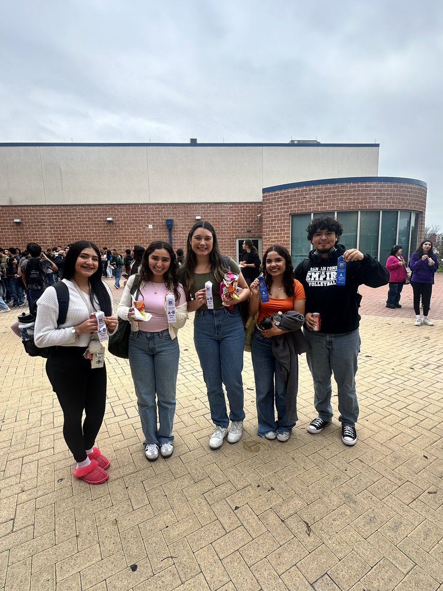 SanBobcat's tweet photo. Our A/B honor roll volleyball athletes enjoying their treats! #SSVB https://t.co/P6GtJKSBSn
