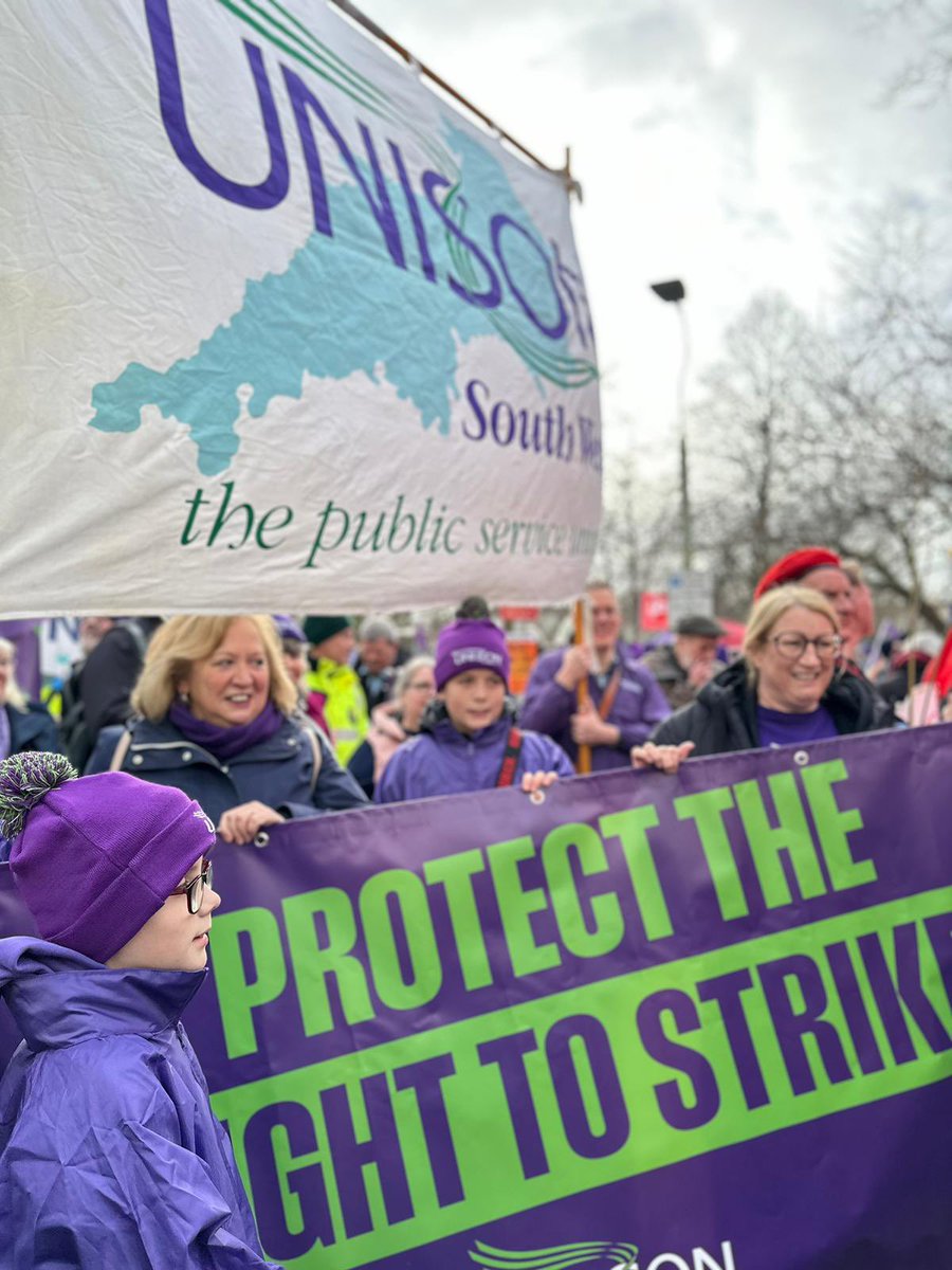 unisontheunion's tweet photo. UNISON lining up at the front of the march to protect the #RightToStrike. Great turnout from our members across the regions.

Led by our general secretary @cmcanea and ambulance members #CheltenhamDemo https://t.co/AqjPob4NB8
