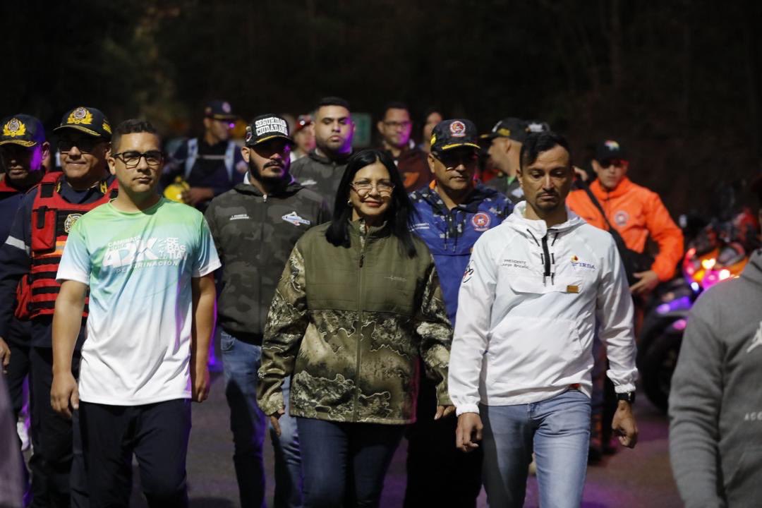 Soykarinacarpio's tweet photo. Junto al Alcalde @wilmerleal18 nos vinimos a la Caminata de San Sebastián, 42 Kilómetros desde la Alcabala El Limón hasta Ocumare de la Costa, más de 4 mil personas, un gran despliegue de seguridad, puntos de hidratación, actividades culturales para el disfrute en familia https://t.co/yzhpDEpqlu