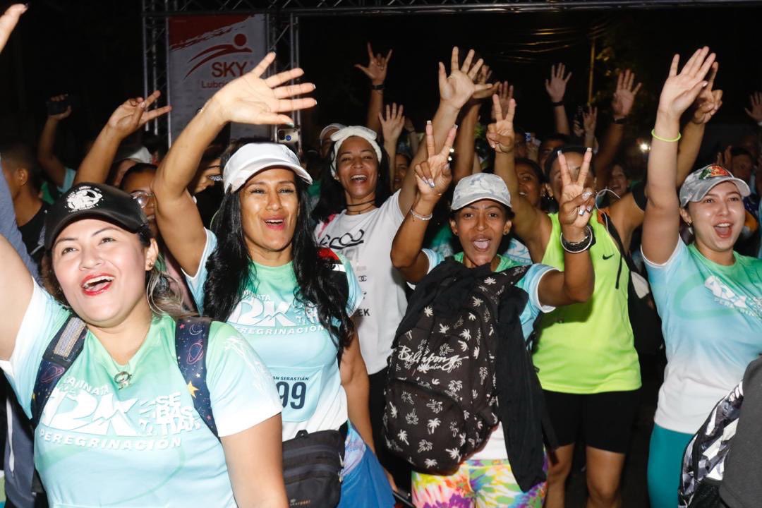 Soykarinacarpio's tweet photo. Junto al Alcalde @wilmerleal18 nos vinimos a la Caminata de San Sebastián, 42 Kilómetros desde la Alcabala El Limón hasta Ocumare de la Costa, más de 4 mil personas, un gran despliegue de seguridad, puntos de hidratación, actividades culturales para el disfrute en familia https://t.co/yzhpDEpqlu