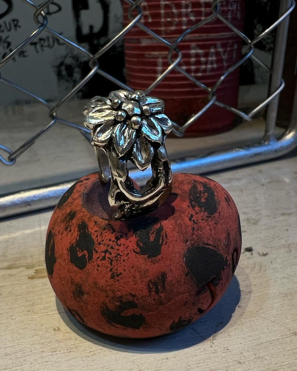 b_jeanm's tweet photo. #蓮の花
#lotus 
#陶芸
#シルバーアクセ
#シルバーリング
#フリーサイズリング
販売中です
泥水の中からも綺麗な花を咲かせる事ができた　イメージのデザイン https://t.co/oVRM6A53Kj