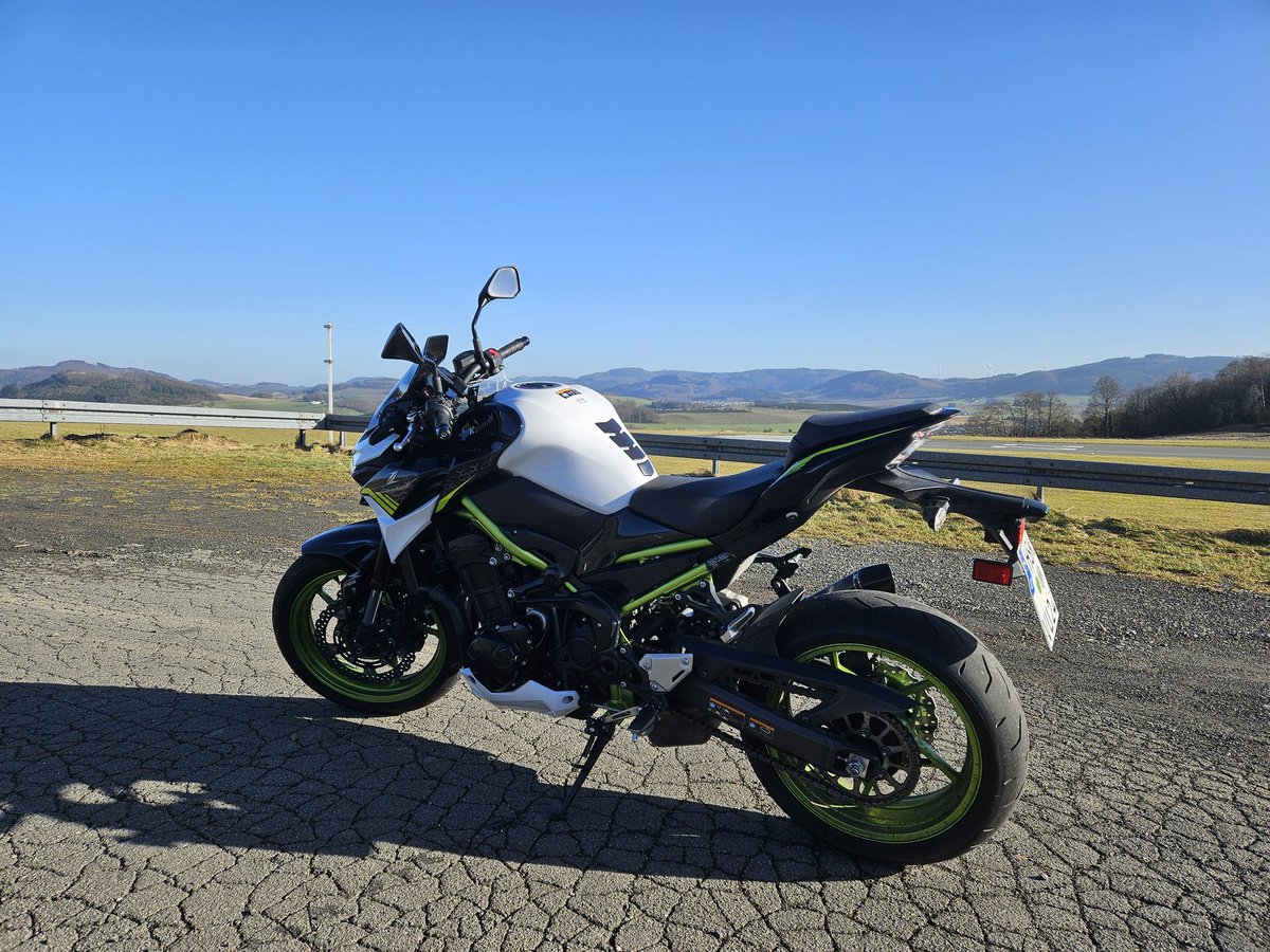 Vu24Mi's tweet photo. Using this Saturday for a small tour on my #Z900. It's freaking cold ❄️ but a wonderful day 😍💚 #Kawasaki https://t.co/1Ph3HLnxnj