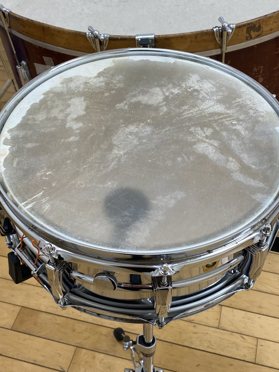 per_dr_hibihibi's tweet photo. 初めて本皮巻いてつけました。
友達に教えてもらいながらでしたが俺はぶきっちょの様です。
vintageに本皮はロマンですね。
果たして使える場面は来るのか!?、、、
#litik #ludwig #snaredrum https://t.co/dKeWVugaJO