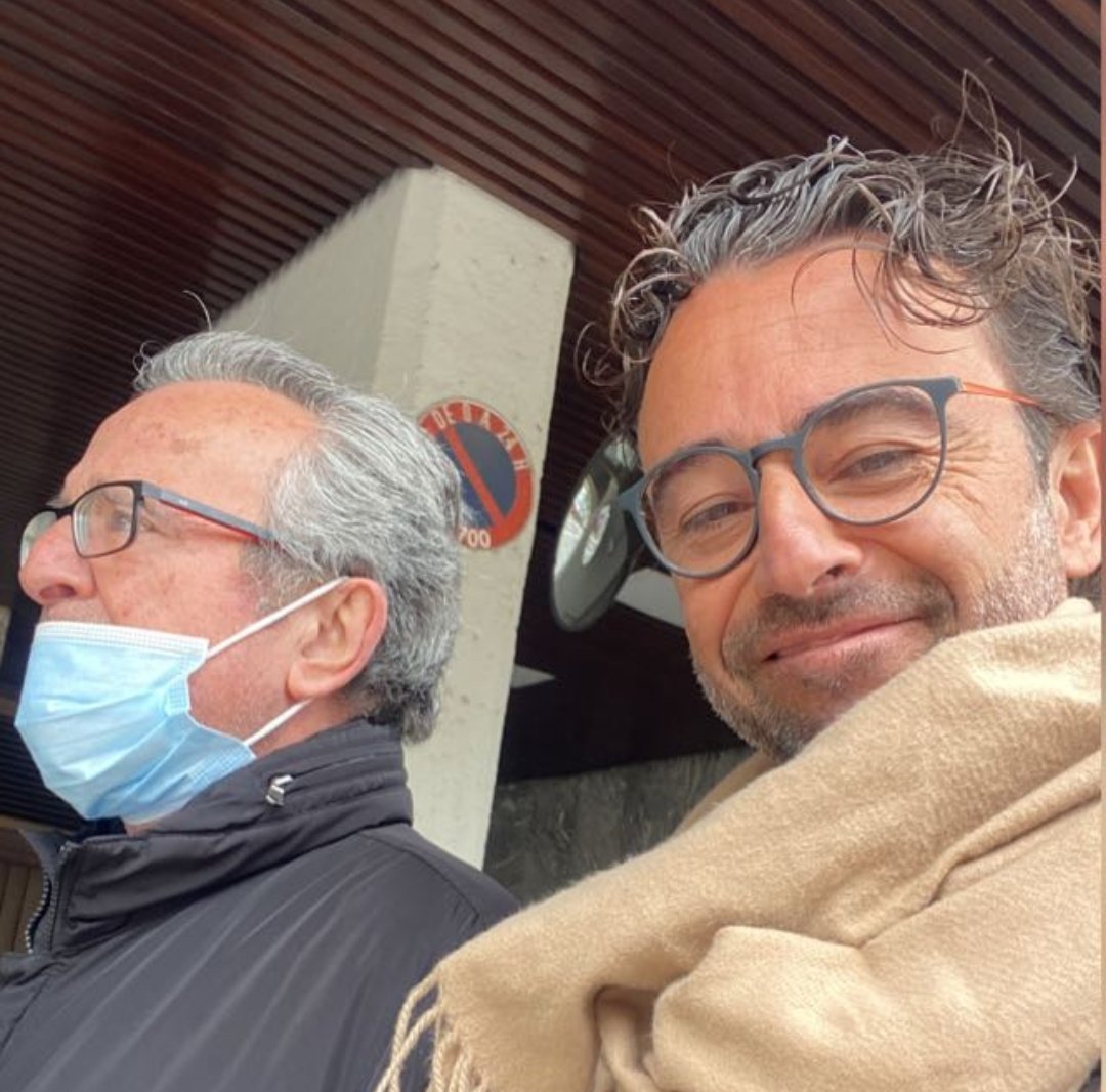 Querid@s amig@s, os escribo, con el dolor más profundo de mi corazón, para deciros que la maravillosa persona, padre, amigo y cirujano BLAS FLOR CIVERA ha fallecido esta noche tras una larga  enfermedad.
¡Sé que todos lo vamos a echar de menos!
un abrazo a tod@s 
D.E.P