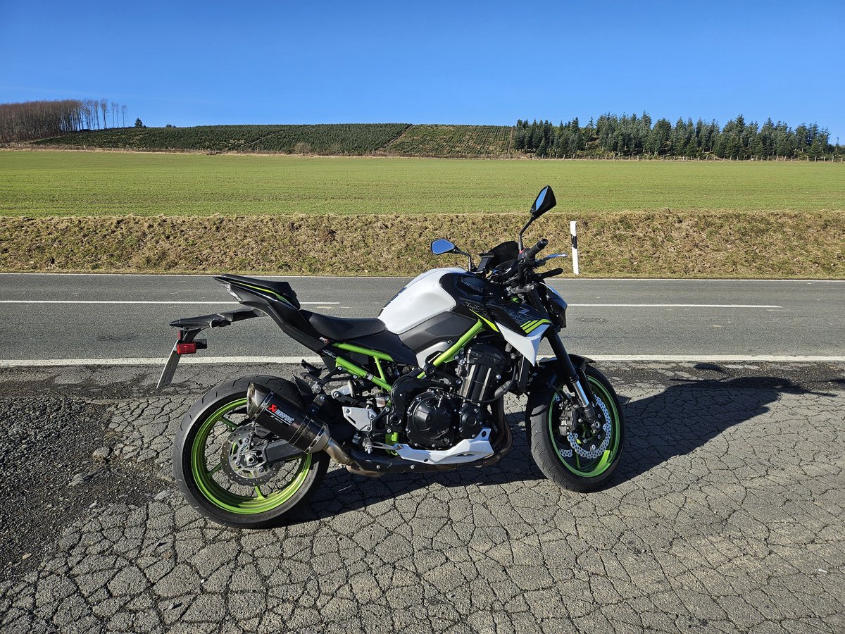 Vu24Mi's tweet photo. Using this Saturday for a small tour on my #Z900. It's freaking cold ❄️ but a wonderful day 😍💚 #Kawasaki https://t.co/1Ph3HLnxnj