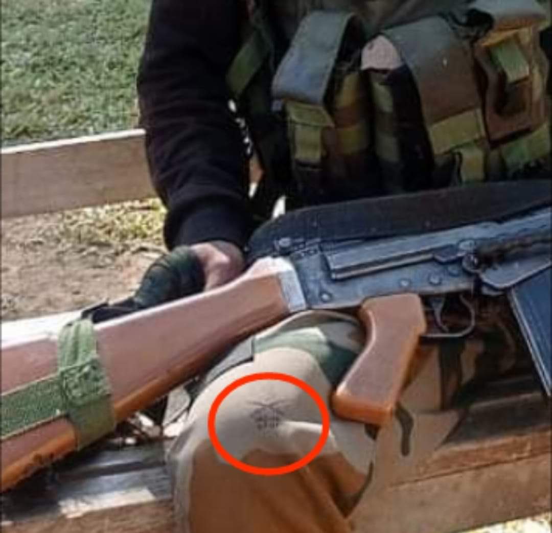 Dee_Sharma11's tweet photo. Kuki Revolutionary Army(KRA) commander SGT Tilminlun Khongsai killed while attacking #Khamenlok.As seen in the photo he wears an Indian army pant with a logo.Who issue @adgpi uniform to #KukiMillitants ?Requested Hon’ble @AmitShah @HMOIndia for proper investigation🙏
#AbrogateSoO https://t.co/dyOc8sEeSp