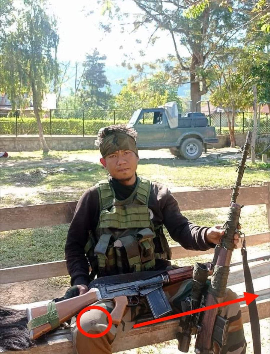 Dee_Sharma11's tweet photo. Kuki Revolutionary Army(KRA) commander SGT Tilminlun Khongsai killed while attacking #Khamenlok.As seen in the photo he wears an Indian army pant with a logo.Who issue @adgpi uniform to #KukiMillitants ?Requested Hon’ble @AmitShah @HMOIndia for proper investigation🙏
#AbrogateSoO https://t.co/dyOc8sEeSp