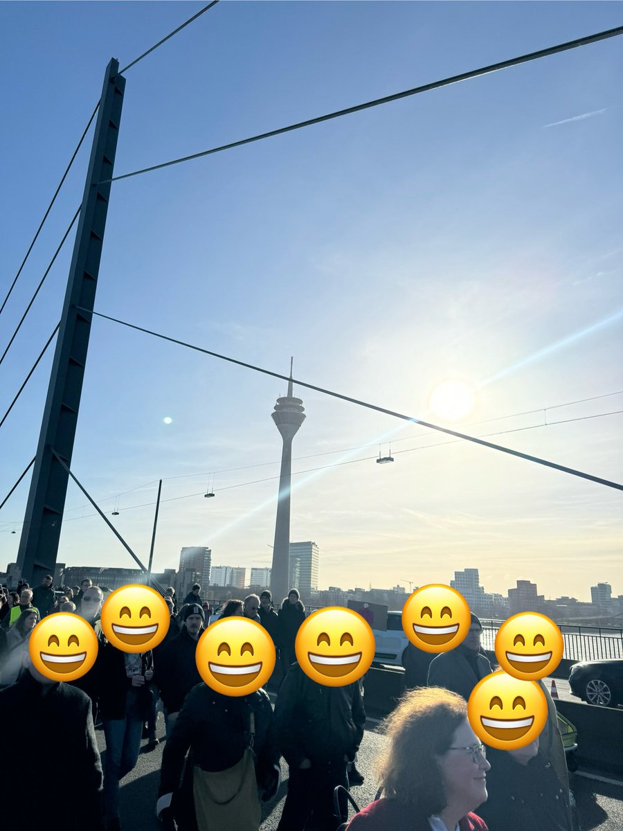 Danke abermals an @Kachelmann für das beste Kaiserwetter für unsere #LAUTgegenRechts Demo in #Düsseldorf 🤙🏽 #dus2701