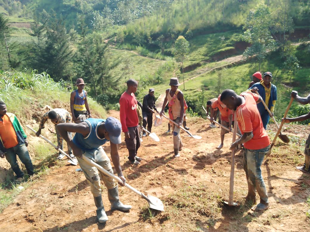 KabacuziS's tweet photo. Umuganda rusange mu tugari twose twose none tariki 27/1/2024 wagenze(guharura imihanda, kubumba amatafari)-Ukaba wasojwe n'inama zivuga kuri gahunda za LETA. MURAKOZE https://t.co/WsauYjk5RV