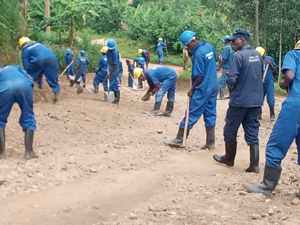 KabacuziS's tweet photo. Umuganda rusange mu tugari twose twose none tariki 27/1/2024 wagenze(guharura imihanda, kubumba amatafari)-Ukaba wasojwe n'inama zivuga kuri gahunda za LETA. MURAKOZE https://t.co/WsauYjk5RV
