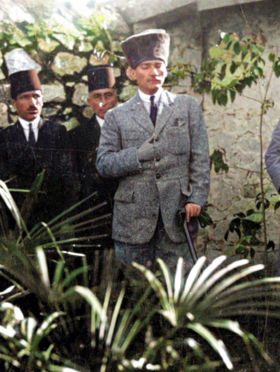 Atatürk annesi Zübeyde Hanımın mezarı başında. 

27 Ocak 1923 tarihinde gerçekleşen bu ziyarette Atatürk aşağıdaki o meşhur konuşmasını yapmıştır:

"Zavallı validem bütün millet için mefkûre olan İzmir’in mukaddes topraklarına vücudunu vermiş bulunuyor. Arkadaşlar, ölüm