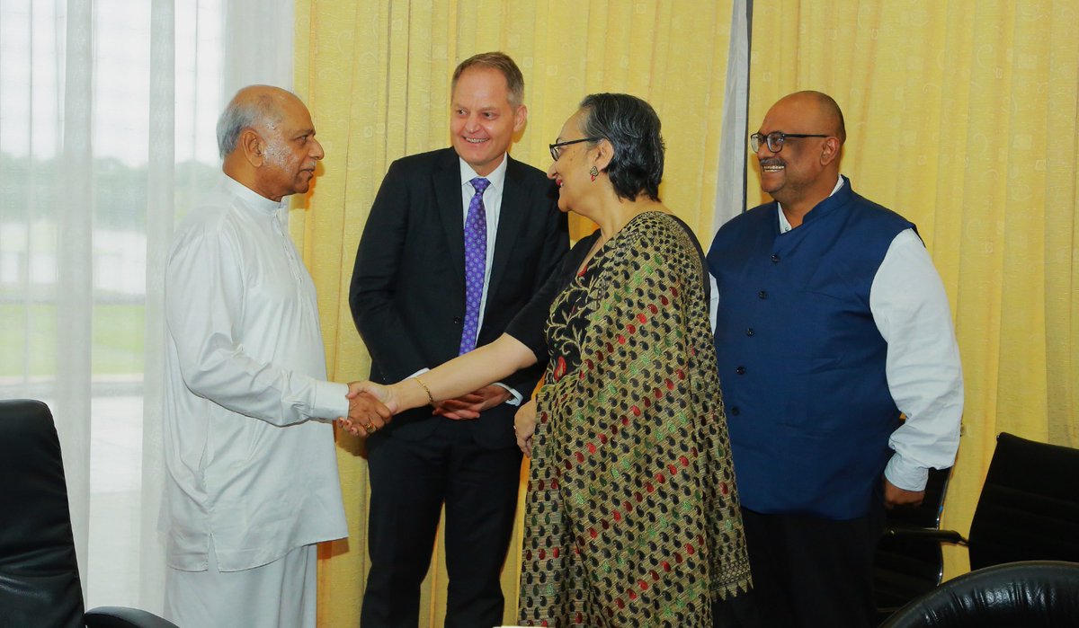 In a meeting last week, IWMI’s new Board Chair <a href="/simisadafkamal/">Simi Kamal  سیمیں کمال</a> and Sri Lanka’s Prime Minister <a href="/DCRGunawardena/">Dinesh Gunawardena 🇱🇰</a> reiterate their commitment to building Sri Lanka’s water, food and climate resilience. 

Full press release 👉 bit.ly/4b5pmoS

<a href="/CGIAR/">CGIAR</a> <a href="/DMSmifffy/">Mark Smith</a> #OneCGIAR