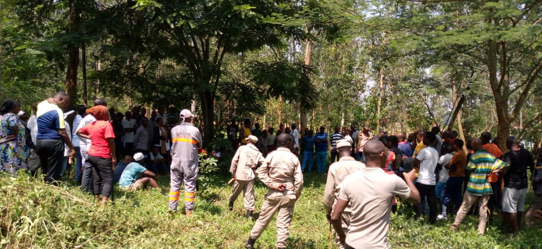 Mu midugudu yose habaye umuganda rusange wibanze ku bikorwa byo gusibura inzira z'amazi, gusiba ibinogo mu muhanda, gutema ibihuru ku rwego rw'Umurenge umuganda ukaba wabereye mu mudugudu wa Nyarutovu arinaho Executif w’Umurenge yifatanyije n'abaturage baho @KicukiroDistr