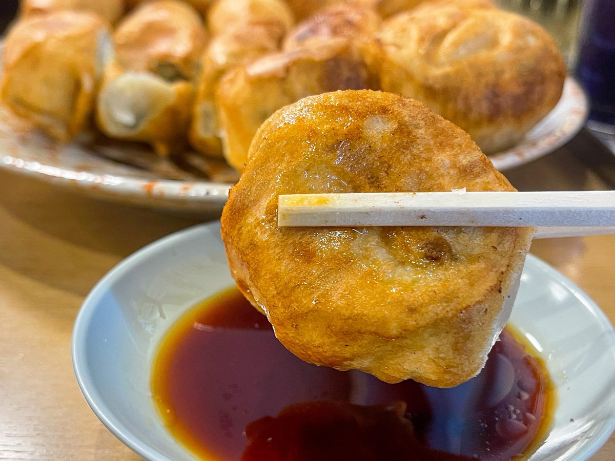 muni_gurume's tweet photo. 【ファイト餃子】
@東京：巣鴨駅から徒歩8分

香ばしくカリッと焼きあげた餃子を食べられるお店。
皮をこんがり焼いた餃子はカリカリ食感とモチモチ感が共存する仕上がり！
ダブル定食を注文すると餃子16個＆ごはんやみそ汁も付いてくるのでボリューム抜群🥟 https://t.co/osh1XyDXt9