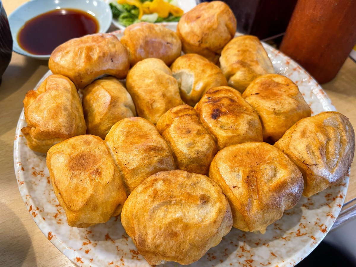 muni_gurume's tweet photo. 【ファイト餃子】
@東京：巣鴨駅から徒歩8分

香ばしくカリッと焼きあげた餃子を食べられるお店。
皮をこんがり焼いた餃子はカリカリ食感とモチモチ感が共存する仕上がり！
ダブル定食を注文すると餃子16個＆ごはんやみそ汁も付いてくるのでボリューム抜群🥟 https://t.co/osh1XyDXt9