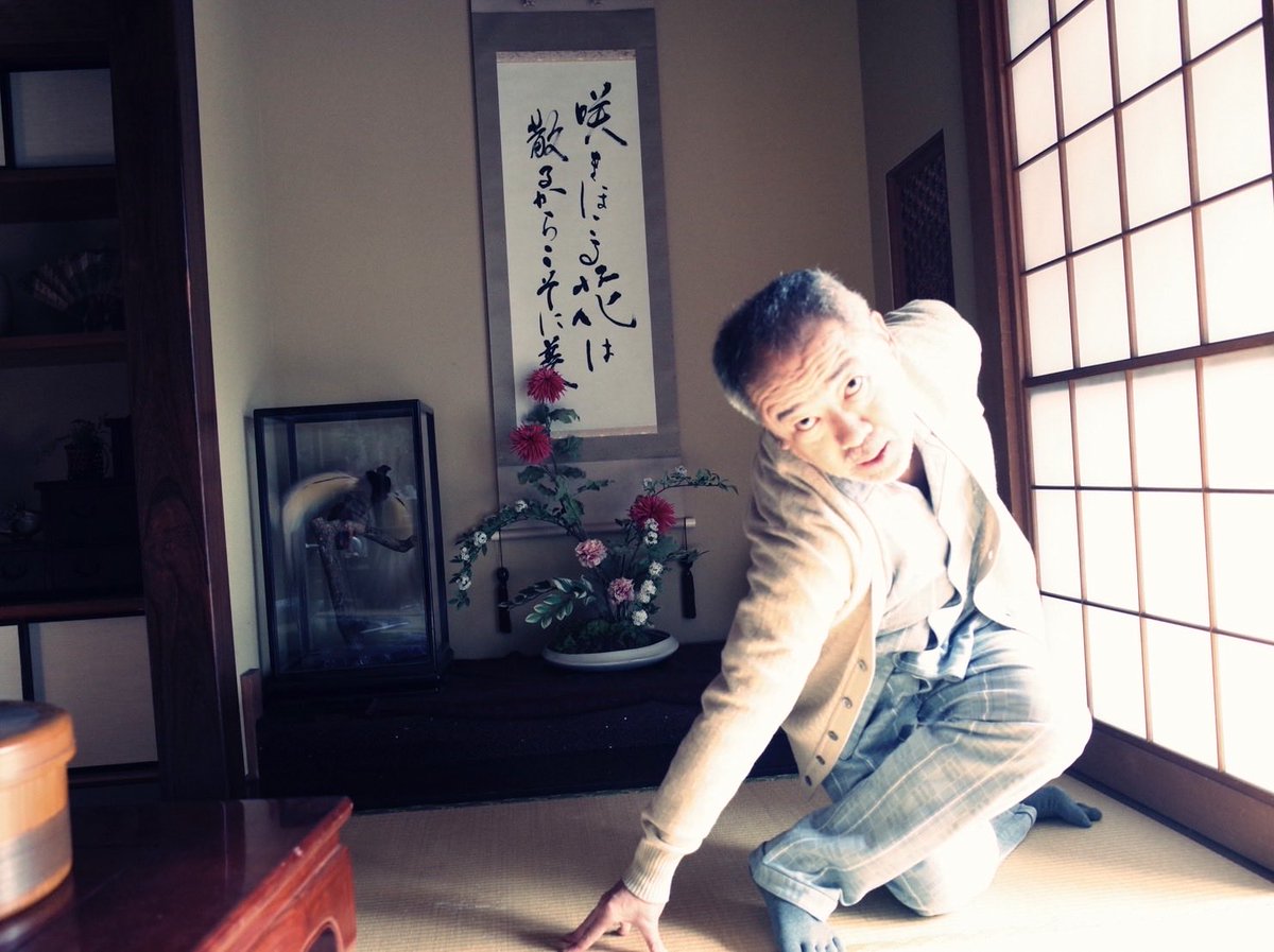 shihouharumi's tweet photo. 『ギックリ腰に効くポーズ！』
な訳ないでしょ❗️

ドヒャぁ、なんだ後ろの掛け軸、、、驚きました🫢 https://t.co/8Xt95U5X1H
