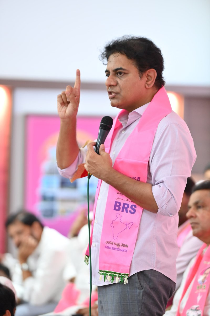 BRSparty's tweet photo. BRS Party Minority Wing meeting was held today at Telangana Bhavan.

BRS Working President @KTRBRS, former Home Minister @mahmoodalibrs, BRS Minority Wing President Mujeebuddin, BRS secretary general K Keshava Rao, former Speaker @PocharamBRS, MP @DrRanjithReddy and other leaders participated in this event.

మైనార్టీల పైన ప్రతీకారం తీర్చుకుంటున్న ఆర్ఎస్ఎస్ మూలాలున్న ముఖ్యమంత్రి రేవంత్ రెడ్డి - కేటీఆర్

���త ఎన్నికల్లో బీఆర్ఎస్ కు మద్దతు ఇచ్చినందుకే కాంగ్రెస్ మైనార్టీలపై పగ పట్టింది

అందుకే రాష్ట్ర ప్రభుత్వ క్యాబినెట్లో మైనార్టీలకు స్థానం ఇవ్వలేదు

1953 తర్వాత రాష్ట్ర క్యాబినెట్లో మైనార్టీలకు స్థానం దక్కకపోవడం ఇదే మొదటిసారి

ఎన్నికల ముందు మైనార్టీ సెంటిమెంట్ కోసం షబ్బీర్ అలీ పేరు వాడుకున్న కాంగ్రెస్ సలహాదారు పదవి ఇచ్చి చేతులు దులుపుకుంది  

మైనార్టీలకు మంత్రి పదవి కాకుండా సలహాదారు పదవి ఇవ్వడం వారి ఆత్మ గౌరవాన్ని కించపరచడమే

మైనార్టీలకు రాజకీయ ప్రాతినిధ్యం కల్పించకుండా అడ్డుకునే విషయంలో కాంగ్రెస్ పార్టీ బిజెపితో పోటీ పడుతుంది

కాంగ్రెస్ - బిజెపిలది ఫెవికాల్ బంధం 

గత పార్లమెంట్ ఎన్నికల మాదిరే ఈ పార్లమెంట్ ఎన్నికల్లోను ��ాంగ్రెస్ బీజేపీ కుమ్మక్కు అవుతాయి

కాంగ్రెస్ బీజేపీల తెరచాటు బంధాన్ని మైనార్టీలు అర్థం చేసుకోవాలి

ఎన్నికల్లో ఓటర్లుగా మాత్రమే మైనార్టీలను కాంగ్రెస్ పార్టీ చూస్తుందని విషయం మైనార్టీ సోదరులు అర్థం చేసుకోవాలి

హోం శాఖ నిర్వహిస్తున్న రేవంత్ రెడ్డినే తాజా మత ఘర్షణలకు పూర్తి బాధ్యత
 
బీఆర్ఎస్ పార్టీపైన కాంగ్రెస్ చేసిన దుష్ప్రచారాన్ని తిప్పి కొట్టిన మైనార్టీ సోదరులకు ధన్యవ��దాలు : తెలంగాణ భవన్ లో మైనార్టీ విభాగం సమావేశంలో కేటీఆర్

తెలంగాణ భవన్ లో జరిగిన ��ీఆర్ఎస్ పార్టీ మైనార్టీ విభాగం సమావేశం. ఈ కార్యక్రమంలో బీఆర్ఎస్ వర్కింగ్ ప్రెసిడెంట్ కేటీఆర్, మాజీ హోం మంత్రి మహమూద్ అలీ, బీఆర్ఎస్ పార్టీ మైనార్టీ విభాగం అధ్యక్షులు ముజీబొద్దీన్, బీఆర్ఎస్ పార్లమెంటరీ పార్టీ నేత కె.కేశవ రావు, మాజీ స్పీకర్ పోచారం శ్రీనివాస్ రెడ్డి, ఎంపీ రంజిత్ రెడ్డి మరియు తదితర నాయకులు పాల్గొన్నారు.

ఆర్ఎస్ఎస్ మూలాలున్న ముఖ్యమంత్రి రేవంత్ రెడ్డి మైనార్టీల ఆత్మగౌరవాన్ని దెబ్బ తీస్తున్నారని భారత రాష్ట్ర సమితి వర్కింగ్ ప్రెసిడెంట్ కేటీఆర్ అన్నారు. ఈరోజు బీఆర్ఎస్ మైనార్టీ విభాగం సమావేశంలో కేటీఆర్ పార్టీ శ్రేణులను ఉద్దేశించి ప్రసంగించారు.  దేశంలోని బీజేపీ పార్టీ అధికారంలో ఉన్న రాష్ట్రాలు బుల్డోజర్ పాలసీతో మైనార్టీ ఆస్తులను, హక్కులను హరిస్తుంటే, రేవంత్ రెడ్డి తెలంగాణ రాష్ట్రంలో అదే బుల్డోజర్ పద్ధతిలో మైనార్టీలపైన ప్రతీకారం తీర్చుకుంటున్నారన్నారు. గత అసెంబ్లీ ఎన్నికల్లో మైనార్టీలు పెద్ద ఎత్తున భారత రాష్ట్ర సమితికి మద్దతు అందించారని అందుకే కాంగ్రెస్ పార్టీ మైనార్టీల గురించి పట్టించుకోవడం లేదన్నారు. 

ఆర్ఎస్ఎస్ మూలాలు కలిగి ఉన్న రేవంత్ రెడ్డి పదవీ బాధ్యతలు తీసుకున్న తర్వాత మైనార్టీలకు రాష్ట్ర క్యాబినెట్ లో ప్రాతినిధ్యం లేకుండా పోయిందని కేటీఆర్ అన్నారు. 1953 తర్వాత తొలిసారి రాష్ట్ర క్యాబినెట్లో మైనార్���ీలకు ప్రాతినిధ్యం దక్కలేదన్నారు. కేవలం ఎమ్మెల్యేగా మైనార్టీ నేతలెవరు గెలవలేరు అన్న సాకుతో కాంగ్రెస్ తప్పించుకోజాలదని, మైనార్టీలకు మంత్రి పదవి ఇచ్చిన తర్వాత కూడా శాసనసభ్యునిగా ఎమ్మెల్సీ పదవి ఇవ్వచ్చన్న విషయం కాంగ్రెస్ కావాలనే మరిచిపోయిందన్నారు. మైనార్టీలకు రాష్ట్ర ప్రభుత్వంలో ప్రాతినిధ్యం ఇవ్వని ఇతర రాష్ట్రాల బిజెపి ప్రభుత్వాల కన్నా ఇక్కడికి కాంగ్రెస్ ప్రభుత్వం ఏమాత్రం తీసి పోలేదని ఆగ్రహం వ్యక్తం చేశారు. కేవ��ం ఎన్నికల్లో ఓటర్లుగా మాత్రమే మైనార్టీలను కాంగ్రెస్ పార్టీ చూస్తుందని విషయం మైనార్టీ సోదరులు అర్థం చేసుకోవాలన్నారు. మైనార్టీలకు రాజకీయ ప్రాతినిధ్యం కల్పించకుండా అడ్డుకునే విషయంలో కాంగ్రెస్ పార్టీ బిజెపితో పోటీ పడుతుందన్నారు. 

ఎన్నికల ముందు మైనార్టీ సెంటిమెంట్ ను రెచ్చగొట్టేందుకు కాంగ్రెస్ పార్టీ షబ్బీర్ అలీ పేరు వాడుకుందని అధికారంలోకి వచ్చిన తర్వాత ఆయనకు కేవలం సలహాదా���ు పదవి ఇచ్చి చేతులు దులుపుకుందన్నారు. మైనార్టీలకు మంత్రి పదవికాకుండా సలహాదారు పదవి మాత్రమే ఇవ్వడం అంటే మైనార్టీల ఆత్మ గౌరవాన్ని దెబ్బతీయటమే అన్నారు. 

రేవంత్ రెడ్డి 50 రోజుల కాంగ్రెస్ పాలనలో ఒక్కరోజు కూడా మైనార్టీ సంక్షేమం పైన సమీక్ష నిర్వహించలేదన్నారు. కాంగ్రెస్ పార్టీ ఎన్నికల అప్పుడు ఇచ్చిన 12 ప్రధానమైన హామీలను వెంటనే అమలు చేయాలని, ముస్లిం కోటాను పెంచడం, 4000 కోట్ల రూపాయల బడ్జెట్ ను  మైనార్టీలకు కేటాయించడం వంటి అంశాల పైన తక్షణమే చర్యలు ప్రారంభించాలన్నారు.

గత ఎన్నికల సమయంలోనే కాంగ్రెస్ పార్టీ అధికారంలోకి వ��్తే మతకల్లోలాలు చెలరేగుతాయని తాము హెచ్చరించామని ఇప్పుడు ముఖ్యమంత్రి రేవంత్ రెడ్డి హయాంలో సంగారెడ్డి, నల్గొండ మరియు అనేక ఇతర ప్రాంతాల్లో జనవరి 22వ తేదీన మత ఘర్షణలు చోటు చేసుకున్న విషయాన్ని కేటీఆర్ ప్రస్తావించారు. మత ఘర్షణలను ఆపకుండా కేవలం కేసులు పెట్టి చేతులు దులుపుకుంటున్న కాంగ్రెస్ ప్రభుత్వ తీరు పైన కేటీఆర్ మండిపడ్డారు. హోం శాఖ నిర్వహిస్తున్న రేవంత్ రెడ్డినే మత ఘర్షణలకు ప��ర్తి బాధ్యత వహించాలన్నారు. మత ఘర్షణల అనంతరం రేవంత్ రెడ్డి ఎలాంటి సమీక్ష నిర్వహించకపోవడం, జిల్లా పోలీసు అధికారులతో మాట్లాడకపోవడం ఆయన నిర్లక్ష్యానికి నిదర్శనం అన్నారు

గత ప్రభుత్వం హయాంలో మైనార్టీల సంక్షేమం కోసం ఎంతగానో ప్రయత్నం చేశామని విస్తృతమైన సంక్షేమ, అభివృద్ధి కార్యక్రమాలను ప్రారంభించామన్నారు. ముఖ్యంగా విద్యారంగంలో పెద్ద ఎత్తున నిధులు కేటాయించి. మైనార్టీలకు విద్యను అందుబాటులోకి తీసుకొచ్చామన్నారు. బీఆర్ఎస్ పార్టీ సెక్యులర్ విధానాల పట్ల నమ్మకం ఉంచి పార్టీకి పెద్ద ఎత్తున గత ఎన్నికల్లో మైనార్టీలు మద్దతు ఇచ్చారని కేటీఆర్ అన్నారు. బీఆర్ఎస్ పార్టీ పైన కాంగ్రెస్ చేసిన  దుష్ప్రచారాన్ని తిప్పి కొట్టిన మైనార్టీ సోదరులకు కేటీఆర్ ధన్యవాదాలు తెలిపారు. 

కాంగ్రెస్ పార్టీ బిజెపికి లబ్ధి చేకూర్చేలా రానున్న పార్లమెంట్ ఎన్నికల్లో బలహీన��ైన అభ్యర్థులను నిలబెట్టేందుకు ప్రయత్నం చేస్తుందని కేటీఆర్ అన్నారు. గత పార్లమెంట్ ఎన్నికల్లోను ఇదే మాదిరిగా బిజెపికి కాంగ్రెస్ లబ్ధి చేకూర్చిందన్నారు. బిజెపి కాంగ్రెస్ లు అనేక ఎన్నికల్లో తెలంగాణలో కలిసి పని చేశాయని విమర్శించిన కేటీఆర్, రానున్న ఎన్నికల కోసం ఇదే తీరుగా పనిచేసేందుకు సమాయత్తమవుతున్నాయి అన్నారు. కాంగ్రెస్ బిజెపిల ఫెవికాల్ బంధాన్ని మైనార్టీ సోదరులు గుర్తించాలని కోరారు.