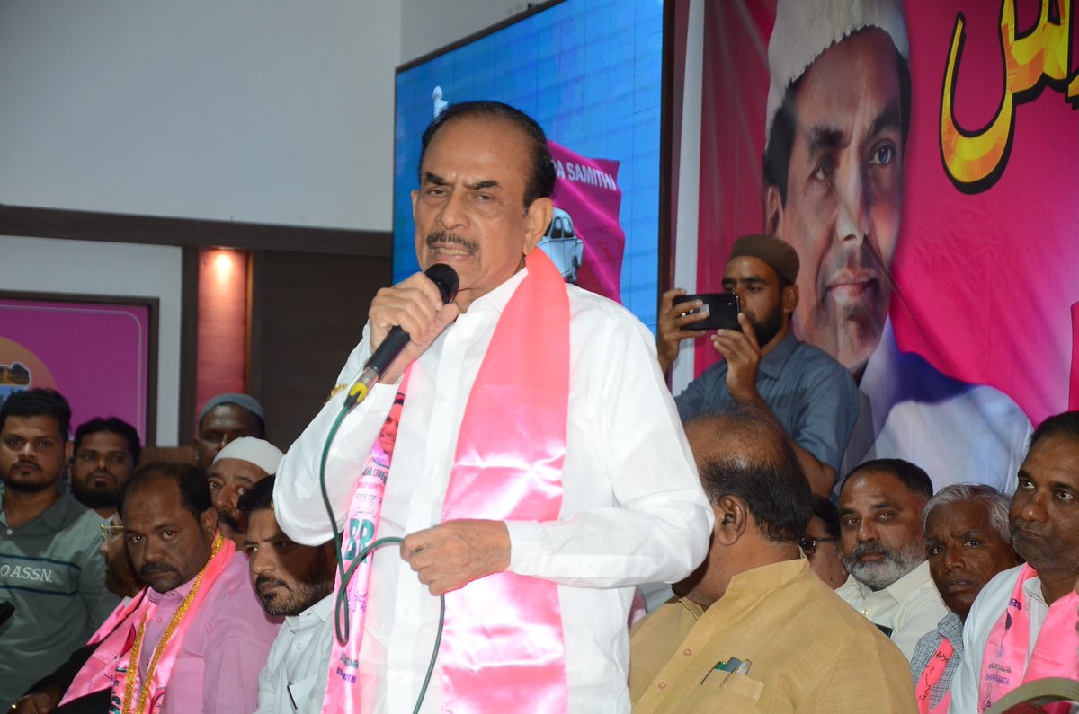 BRSparty's tweet photo. BRS Party Minority Wing meeting was held today at Telangana Bhavan.

BRS Working President @KTRBRS, former Home Minister @mahmoodalibrs, BRS Minority Wing President Mujeebuddin, BRS secretary general K Keshava Rao, former Speaker @PocharamBRS, MP @DrRanjithReddy and other leaders participated in this event.

మైనార్టీల పైన ప్రతీకారం తీర్చుకుంటున్న ఆర్ఎస్ఎస్ మూలాలున్న ముఖ్యమంత్రి రేవంత్ రెడ్డి - కేటీఆర్

���త ఎన్నికల్లో బీఆర్ఎస్ కు మద్దతు ఇచ్చినందుకే కాంగ్రెస్ మైనార్టీలపై పగ పట్టింది

అందుకే రాష్ట్ర ప్రభుత్వ క్యాబినెట్లో మైనార్టీలకు స్థానం ఇవ్వలేదు

1953 తర్వాత రాష్ట్ర క్యాబినెట్లో మైనార్టీలకు స్థానం దక్కకపోవడం ఇదే మొదటిసారి

ఎన్నికల ముందు మైనార్టీ సెంటిమెంట్ కోసం షబ్బీర్ అలీ పేరు వాడుకున్న కాంగ్రెస్ సలహాదారు పదవి ఇచ్చి చేతులు దులుపుకుంది  

మైనార్టీలకు మంత్రి పదవి కాకుండా సలహాదారు పదవి ఇవ్వడం వారి ఆత్మ గౌరవాన్ని కించపరచడమే

మైనార్టీలకు రాజకీయ ప్రాతినిధ్యం కల్పించకుండా అడ్డుకునే విషయంలో కాంగ్రెస్ పార్టీ బిజెపితో పోటీ పడుతుంది

కాంగ్రెస్ - బిజెపిలది ఫెవికాల్ బంధం 

గత పార్లమెంట్ ఎన్నికల మాదిరే ఈ పార్లమెంట్ ఎన్నికల్లోను ��ాంగ్రెస్ బీజేపీ కుమ్మక్కు అవుతాయి

కాంగ్రెస్ బీజేపీల తెరచాటు బంధాన్ని మైనార్టీలు అర్థం చేసుకోవాలి

ఎన్నికల్లో ఓటర్లుగా మాత్రమే మైనార్టీలను కాంగ్రెస్ పార్టీ చూస్తుందని విషయం మైనార్టీ సోదరులు అర్థం చేసుకోవాలి

హోం శాఖ నిర్వహిస్తున్న రేవంత్ రెడ్డినే తాజా మత ఘర్షణలకు పూర్తి బాధ్యత
 
బీఆర్ఎస్ పార్టీపైన కాంగ్రెస్ చేసిన దుష్ప్రచారాన్ని తిప్పి కొట్టిన మైనార్టీ సోదరులకు ధన్యవ��దాలు : తెలంగాణ భవన్ లో మైనార్టీ విభాగం సమావేశంలో కేటీఆర్

తెలంగాణ భవన్ లో జరిగిన ��ీఆర్ఎస్ పార్టీ మైనార్టీ విభాగం సమావేశం. ఈ కార్యక్రమంలో బీఆర్ఎస్ వర్కింగ్ ప్రెసిడెంట్ కేటీఆర్, మాజీ హోం మంత్రి మహమూద్ అలీ, బీఆర్ఎస్ పార్టీ మైనార్టీ విభాగం అధ్యక్షులు ముజీబొద్దీన్, బీఆర్ఎస్ పార్లమెంటరీ పార్టీ నేత కె.కేశవ రావు, మాజీ స్పీకర్ పోచారం శ్రీనివాస్ రెడ్డి, ఎంపీ రంజిత్ రెడ్డి మరియు తదితర నాయకులు పాల్గొన్నారు.

ఆర్ఎస్ఎస్ మూలాలున్న ముఖ్యమంత్రి రేవంత్ రెడ్డి మైనార్టీల ఆత్మగౌరవాన్ని దెబ్బ తీస్తున్నారని భారత రాష్ట్ర సమితి వర్కింగ్ ప్రెసిడెంట్ కేటీఆర్ అన్నారు. ఈరోజు బీఆర్ఎస్ మైనార్టీ విభాగం సమావేశంలో కేటీఆర్ పార్టీ శ్రేణులను ఉద్దేశించి ప్రసంగించారు.  దేశంలోని బీజేపీ పార్టీ అధికారంలో ఉన్న రాష్ట్రాలు బుల్డోజర్ పాలసీతో మైనార్టీ ఆస్తులను, హక్కులను హరిస్తుంటే, రేవంత్ రెడ్డి తెలంగాణ రాష్ట్రంలో అదే బుల్డోజర్ పద్ధతిలో మైనార్టీలపైన ప్రతీకారం తీర్చుకుంటున్నారన్నారు. గత అసెంబ్లీ ఎన్నికల్లో మైనార్టీలు పెద్ద ఎత్తున భారత రాష్ట్ర సమితికి మద్దతు అందించారని అందుకే కాంగ్రెస్ పార్టీ మైనార్టీల గురించి పట్టించుకోవడం లేదన్నారు. 

ఆర్ఎస్ఎస్ మూలాలు కలిగి ఉన్న రేవంత్ రెడ్డి పదవీ బాధ్యతలు తీసుకున్న తర్వాత మైనార్టీలకు రాష్ట్ర క్యాబినెట్ లో ప్రాతినిధ్యం లేకుండా పోయిందని కేటీఆర్ అన్నారు. 1953 తర్వాత తొలిసారి రాష్ట్ర క్యాబినెట్లో మైనార్���ీలకు ప్రాతినిధ్యం దక్కలేదన్నారు. కేవలం ఎమ్మెల్యేగా మైనార్టీ నేతలెవరు గెలవలేరు అన్న సాకుతో కాంగ్రెస్ తప్పించుకోజాలదని, మైనార్టీలకు మంత్రి పదవి ఇచ్చిన తర్వాత కూడా శాసనసభ్యునిగా ఎమ్మెల్సీ పదవి ఇవ్వచ్చన్న విషయం కాంగ్రెస్ కావాలనే మరిచిపోయిందన్నారు. మైనార్టీలకు రాష్ట్ర ప్రభుత్వంలో ప్రాతినిధ్యం ఇవ్వని ఇతర రాష్ట్రాల బిజెపి ప్రభుత్వాల కన్నా ఇక్కడికి కాంగ్రెస్ ప్రభుత్వం ఏమాత్రం తీసి పోలేదని ఆగ్రహం వ్యక్తం చేశారు. కేవ��ం ఎన్నికల్లో ఓటర్లుగా మాత్రమే మైనార్టీలను కాంగ్రెస్ పార్టీ చూస్తుందని విషయం మైనార్టీ సోదరులు అర్థం చేసుకోవాలన్నారు. మైనార్టీలకు రాజకీయ ప్రాతినిధ్యం కల్పించకుండా అడ్డుకునే విషయంలో కాంగ్రెస్ పార్టీ బిజెపితో పోటీ పడుతుందన్నారు. 

ఎన్నికల ముందు మైనార్టీ సెంటిమెంట్ ను రెచ్చగొట్టేందుకు కాంగ్రెస్ పార్టీ షబ్బీర్ అలీ పేరు వాడుకుందని అధికారంలోకి వచ్చిన తర్వాత ఆయనకు కేవలం సలహాదా���ు పదవి ఇచ్చి చేతులు దులుపుకుందన్నారు. మైనార్టీలకు మంత్రి పదవికాకుండా సలహాదారు పదవి మాత్రమే ఇవ్వడం అంటే మైనార్టీల ఆత్మ గౌరవాన్ని దెబ్బతీయటమే అన్నారు. 

రేవంత్ రెడ్డి 50 రోజుల కాంగ్రెస్ పాలనలో ఒక్కరోజు కూడా మైనార్టీ సంక్షేమం పైన సమీక్ష నిర్వహించలేదన్నారు. కాంగ్రెస్ పార్టీ ఎన్నికల అప్పుడు ఇచ్చిన 12 ప్రధానమైన హామీలను వెంటనే అమలు చేయాలని, ముస్లిం కోటాను పెంచడం, 4000 కోట్ల రూపాయల బడ్జెట్ ను  మైనార్టీలకు కేటాయించడం వంటి అంశాల పైన తక్షణమే చర్యలు ప్రారంభించాలన్నారు.

గత ఎన్నికల సమయంలోనే కాంగ్రెస్ పార్టీ అధికారంలోకి వ��్తే మతకల్లోలాలు చెలరేగుతాయని తాము హెచ్చరించామని ఇప్పుడు ముఖ్యమంత్రి రేవంత్ రెడ్డి హయాంలో సంగారెడ్డి, నల్గొండ మరియు అనేక ఇతర ప్రాంతాల్లో జనవరి 22వ తేదీన మత ఘర్షణలు చోటు చేసుకున్న విషయాన్ని కేటీఆర్ ప్రస్తావించారు. మత ఘర్షణలను ఆపకుండా కేవలం కేసులు పెట్టి చేతులు దులుపుకుంటున్న కాంగ్రెస్ ప్రభుత్వ తీరు పైన కేటీఆర్ మండిపడ్డారు. హోం శాఖ నిర్వహిస్తున్న రేవంత్ రెడ్డినే మత ఘర్షణలకు ప��ర్తి బాధ్యత వహించాలన్నారు. మత ఘర్షణల అనంతరం రేవంత్ రెడ్డి ఎలాంటి సమీక్ష నిర్వహించకపోవడం, జిల్లా పోలీసు అధికారులతో మాట్లాడకపోవడం ఆయన నిర్లక్ష్యానికి నిదర్శనం అన్నారు

గత ప్రభుత్వం హయాంలో మైనార్టీల సంక్షేమం కోసం ఎంతగానో ప్రయత్నం చేశామని విస్తృతమైన సంక్షేమ, అభివృద్ధి కార్యక్రమాలను ప్రారంభించామన్నారు. ముఖ్యంగా విద్యారంగంలో పెద్ద ఎత్తున నిధులు కేటాయించి. మైనార్టీలకు విద్యను అందుబాటులోకి తీసుకొచ్చామన్నారు. బీఆర్ఎస్ పార్టీ సెక్యులర్ విధానాల పట్ల నమ్మకం ఉంచి పార్టీకి పెద్ద ఎత్తున గత ఎన్నికల్లో మైనార్టీలు మద్దతు ఇచ్చారని కేటీఆర్ అన్నారు. బీఆర్ఎస్ పార్టీ పైన కాంగ్రెస్ చేసిన  దుష్ప్రచారాన్ని తిప్పి కొట్టిన మైనార్టీ సోదరులకు కేటీఆర్ ధన్యవాదాలు తెలిపారు. 

కాంగ్రెస్ పార్టీ బిజెపికి లబ్ధి చేకూర్చేలా రానున్న పార్లమెంట్ ఎన్నికల్లో బలహీన��ైన అభ్యర్థులను నిలబెట్టేందుకు ప్రయత్నం చేస్తుందని కేటీఆర్ అన్నారు. గత పార్లమెంట్ ఎన్నికల్లోను ఇదే మాదిరిగా బిజెపికి కాంగ్రెస్ లబ్ధి చేకూర్చిందన్నారు. బిజెపి కాంగ్రెస్ లు అనేక ఎన్నికల్లో తెలంగాణలో కలిసి పని చేశాయని విమర్శించిన కేటీఆర్, రానున్న ఎన్నికల కోసం ఇదే తీరుగా పనిచేసేందుకు సమాయత్తమవుతున్నాయి అన్నారు. కాంగ్రెస్ బిజెపిల ఫెవికాల్ బంధాన్ని మైనార్టీ సోదరులు గుర్తించాలని కోరారు.