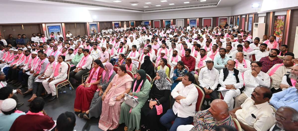 BRSparty's tweet photo. BRS Party Minority Wing meeting was held today at Telangana Bhavan.

BRS Working President @KTRBRS, former Home Minister @mahmoodalibrs, BRS Minority Wing President Mujeebuddin, BRS secretary general K Keshava Rao, former Speaker @PocharamBRS, MP @DrRanjithReddy and other leaders participated in this event.

మైనార్టీల పైన ప్రతీకారం తీర్చుకుంటున్న ఆర్ఎస్ఎస్ మూలాలున్న ముఖ్యమంత్రి రేవంత్ రెడ్డి - కేటీఆర్

���త ఎన్నికల్లో బీఆర్ఎస్ కు మద్దతు ఇచ్చినందుకే కాంగ్రెస్ మైనార్టీలపై పగ పట్టింది

అందుకే రాష్ట్ర ప్రభుత్వ క్యాబినెట్లో మైనార్టీలకు స్థానం ఇవ్వలేదు

1953 తర్వాత రాష్ట్ర క్యాబినెట్లో మైనార్టీలకు స్థానం దక్కకపోవడం ఇదే మొదటిసారి

ఎన్నికల ముందు మైనార్టీ సెంటిమెంట్ కోసం షబ్బీర్ అలీ పేరు వాడుకున్న కాంగ్రెస్ సలహాదారు పదవి ఇచ్చి చేతులు దులుపుకుంది  

మైనార్టీలకు మంత్రి పదవి కాకుండా సలహాదారు పదవి ఇవ్వడం వారి ఆత్మ గౌరవాన్ని కించపరచడమే

మైనార్టీలకు రాజకీయ ప్రాతినిధ్యం కల్పించకుండా అడ్డుకునే విషయంలో కాంగ్రెస్ పార్టీ బిజెపితో పోటీ పడుతుంది

కాంగ్రెస్ - బిజెపిలది ఫెవికాల్ బంధం 

గత పార్లమెంట్ ఎన్నికల మాదిరే ఈ పార్లమెంట్ ఎన్నికల్లోను ��ాంగ్రెస్ బీజేపీ కుమ్మక్కు అవుతాయి

కాంగ్రెస్ బీజేపీల తెరచాటు బంధాన్ని మైనార్టీలు అర్థం చేసుకోవాలి

ఎన్నికల్లో ఓటర్లుగా మాత్రమే మైనార్టీలను కాంగ్రెస్ పార్టీ చూస్తుందని విషయం మైనార్టీ సోదరులు అర్థం చేసుకోవాలి

హోం శాఖ నిర్వహిస్తున్న రేవంత్ రెడ్డినే తాజా మత ఘర్షణలకు పూర్తి బాధ్యత
 
బీఆర్ఎస్ పార్టీపైన కాంగ్రెస్ చేసిన దుష్ప్రచారాన్ని తిప్పి కొట్టిన మైనార్టీ సోదరులకు ధన్యవ��దాలు : తెలంగాణ భవన్ లో మైనార్టీ విభాగం సమావేశంలో కేటీఆర్

తెలంగాణ భవన్ లో జరిగిన ��ీఆర్ఎస్ పార్టీ మైనార్టీ విభాగం సమావేశం. ఈ కార్యక్రమంలో బీఆర్ఎస్ వర్కింగ్ ప్రెసిడెంట్ కేటీఆర్, మాజీ హోం మంత్రి మహమూద్ అలీ, బీఆర్ఎస్ పార్టీ మైనార్టీ విభాగం అధ్యక్షులు ముజీబొద్దీన్, బీఆర్ఎస్ పార్లమెంటరీ పార్టీ నేత కె.కేశవ రావు, మాజీ స్పీకర్ పోచారం శ్రీనివాస్ రెడ్డి, ఎంపీ రంజిత్ రెడ్డి మరియు తదితర నాయకులు పాల్గొన్నారు.

ఆర్ఎస్ఎస్ మూలాలున్న ముఖ్యమంత్రి రేవంత్ రెడ్డి మైనార్టీల ఆత్మగౌరవాన్ని దెబ్బ తీస్తున్నారని భారత రాష్ట్ర సమితి వర్కింగ్ ప్రెసిడెంట్ కేటీఆర్ అన్నారు. ఈరోజు బీఆర్ఎస్ మైనార్టీ విభాగం సమావేశంలో కేటీఆర్ పార్టీ శ్రేణులను ఉద్దేశించి ప్రసంగించారు.  దేశంలోని బీజేపీ పార్టీ అధికారంలో ఉన్న రాష్ట్రాలు బుల్డోజర్ పాలసీతో మైనార్టీ ఆస్తులను, హక్కులను హరిస్తుంటే, రేవంత్ రెడ్డి తెలంగాణ రాష్ట్రంలో అదే బుల్డోజర్ పద్ధతిలో మైనార్టీలపైన ప్రతీకారం తీర్చుకుంటున్నారన్నారు. గత అసెంబ్లీ ఎన్నికల్లో మైనార్టీలు పెద్ద ఎత్తున భారత రాష్ట్ర సమితికి మద్దతు అందించారని అందుకే కాంగ్రెస్ పార్టీ మైనార్టీల గురించి పట్టించుకోవడం లేదన్నారు. 

ఆర్ఎస్ఎస్ మూలాలు కలిగి ఉన్న రేవంత్ రెడ్డి పదవీ బాధ్యతలు తీసుకున్న తర్వాత మైనార్టీలకు రాష్ట్ర క్యాబినెట్ లో ప్రాతినిధ్యం లేకుండా పోయిందని కేటీఆర్ అన్నారు. 1953 తర్వాత తొలిసారి రాష్ట్ర క్యాబినెట్లో మైనార్���ీలకు ప్రాతినిధ్యం దక్కలేదన్నారు. కేవలం ఎమ్మెల్యేగా మైనార్టీ నేతలెవరు గెలవలేరు అన్న సాకుతో కాంగ్రెస్ తప్పించుకోజాలదని, మైనార్టీలకు మంత్రి పదవి ఇచ్చిన తర్వాత కూడా శాసనసభ్యునిగా ఎమ్మెల్సీ పదవి ఇవ్వచ్చన్న విషయం కాంగ్రెస్ కావాలనే మరిచిపోయిందన్నారు. మైనార్టీలకు రాష్ట్ర ప్రభుత్వంలో ప్రాతినిధ్యం ఇవ్వని ఇతర రాష్ట్రాల బిజెపి ప్రభుత్వాల కన్నా ఇక్కడికి కాంగ్రెస్ ప్రభుత్వం ఏమాత్రం తీసి పోలేదని ఆగ్రహం వ్యక్తం చేశారు. కేవ��ం ఎన్నికల్లో ఓటర్లుగా మాత్రమే మైనార్టీలను కాంగ్రెస్ పార్టీ చూస్తుందని విషయం మైనార్టీ సోదరులు అర్థం చేసుకోవాలన్నారు. మైనార్టీలకు రాజకీయ ప్రాతినిధ్యం కల్పించకుండా అడ్డుకునే విషయంలో కాంగ్రెస్ పార్టీ బిజెపితో పోటీ పడుతుందన్నారు. 

ఎన్నికల ముందు మైనార్టీ సెంటిమెంట్ ను రెచ్చగొట్టేందుకు కాంగ్రెస్ పార్టీ షబ్బీర్ అలీ పేరు వాడుకుందని అధికారంలోకి వచ్చిన తర్వాత ఆయనకు కేవలం సలహాదా���ు పదవి ఇచ్చి చేతులు దులుపుకుందన్నారు. మైనార్టీలకు మంత్రి పదవికాకుండా సలహాదారు పదవి మాత్రమే ఇవ్వడం అంటే మైనార్టీల ఆత్మ గౌరవాన్ని దెబ్బతీయటమే అన్నారు. 

రేవంత్ రెడ్డి 50 రోజుల కాంగ్రెస్ పాలనలో ఒక్కరోజు కూడా మైనార్టీ సంక్షేమం పైన సమీక్ష నిర్వహించలేదన్నారు. కాంగ్రెస్ పార్టీ ఎన్నికల అప్పుడు ఇచ్చిన 12 ప్రధానమైన హామీలను వెంటనే అమలు చేయాలని, ముస్లిం కోటాను పెంచడం, 4000 కోట్ల రూపాయల బడ్జెట్ ను  మైనార్టీలకు కేటాయించడం వంటి అంశాల పైన తక్షణమే చర్యలు ప్రారంభించాలన్నారు.

గత ఎన్నికల సమయంలోనే కాంగ్రెస్ పార్టీ అధికారంలోకి వ��్తే మతకల్లోలాలు చెలరేగుతాయని తాము హెచ్చరించామని ఇప్పుడు ముఖ్యమంత్రి రేవంత్ రెడ్డి హయాంలో సంగారెడ్డి, నల్గొండ మరియు అనేక ఇతర ప్రాంతాల్లో జనవరి 22వ తేదీన మత ఘర్షణలు చోటు చేసుకున్న విషయాన్ని కేటీఆర్ ప్రస్తావించారు. మత ఘర్షణలను ఆపకుండా కేవలం కేసులు పెట్టి చేతులు దులుపుకుంటున్న కాంగ్రెస్ ప్రభుత్వ తీరు పైన కేటీఆర్ మండిపడ్డారు. హోం శాఖ నిర్వహిస్తున్న రేవంత్ రెడ్డినే మత ఘర్షణలకు ప��ర్తి బాధ్యత వహించాలన్నారు. మత ఘర్షణల అనంతరం రేవంత్ రెడ్డి ఎలాంటి సమీక్ష నిర్వహించకపోవడం, జిల్లా పోలీసు అధికారులతో మాట్లాడకపోవడం ఆయన నిర్లక్ష్యానికి నిదర్శనం అన్నారు

గత ప్రభుత్వం హయాంలో మైనార్టీల సంక్షేమం కోసం ఎంతగానో ప్రయత్నం చేశామని విస్తృతమైన సంక్షేమ, అభివృద్ధి కార్యక్రమాలను ప్రారంభించామన్నారు. ముఖ్యంగా విద్యారంగంలో పెద్ద ఎత్తున నిధులు కేటాయించి. మైనార్టీలకు విద్యను అందుబాటులోకి తీసుకొచ్చామన్నారు. బీఆర్ఎస్ పార్టీ సెక్యులర్ విధానాల పట్ల నమ్మకం ఉంచి పార్టీకి పెద్ద ఎత్తున గత ఎన్నికల్లో మైనార్టీలు మద్దతు ఇచ్చారని కేటీఆర్ అన్నారు. బీఆర్ఎస్ పార్టీ పైన కాంగ్రెస్ చేసిన  దుష్ప్రచారాన్ని తిప్పి కొట్టిన మైనార్టీ సోదరులకు కేటీఆర్ ధన్యవాదాలు తెలిపారు. 

కాంగ్రెస్ పార్టీ బిజెపికి లబ్ధి చేకూర్చేలా రానున్న పార్లమెంట్ ఎన్నికల్లో బలహీన��ైన అభ్యర్థులను నిలబెట్టేందుకు ప్రయత్నం చేస్తుందని కేటీఆర్ అన్నారు. గత పార్లమెంట్ ఎన్నికల్లోను ఇదే మాదిరిగా బిజెపికి కాంగ్రెస్ లబ్ధి చేకూర్చిందన్నారు. బిజెపి కాంగ్రెస్ లు అనేక ఎన్నికల్లో తెలంగాణలో కలిసి పని చేశాయని విమర్శించిన కేటీఆర్, రానున్న ఎన్నికల కోసం ఇదే తీరుగా పనిచేసేందుకు సమాయత్తమవుతున్నాయి అన్నారు. కాంగ్రెస్ బిజెపిల ఫెవికాల్ బంధాన్ని మైనార్టీ సోదరులు గుర్తించాలని కోరారు.