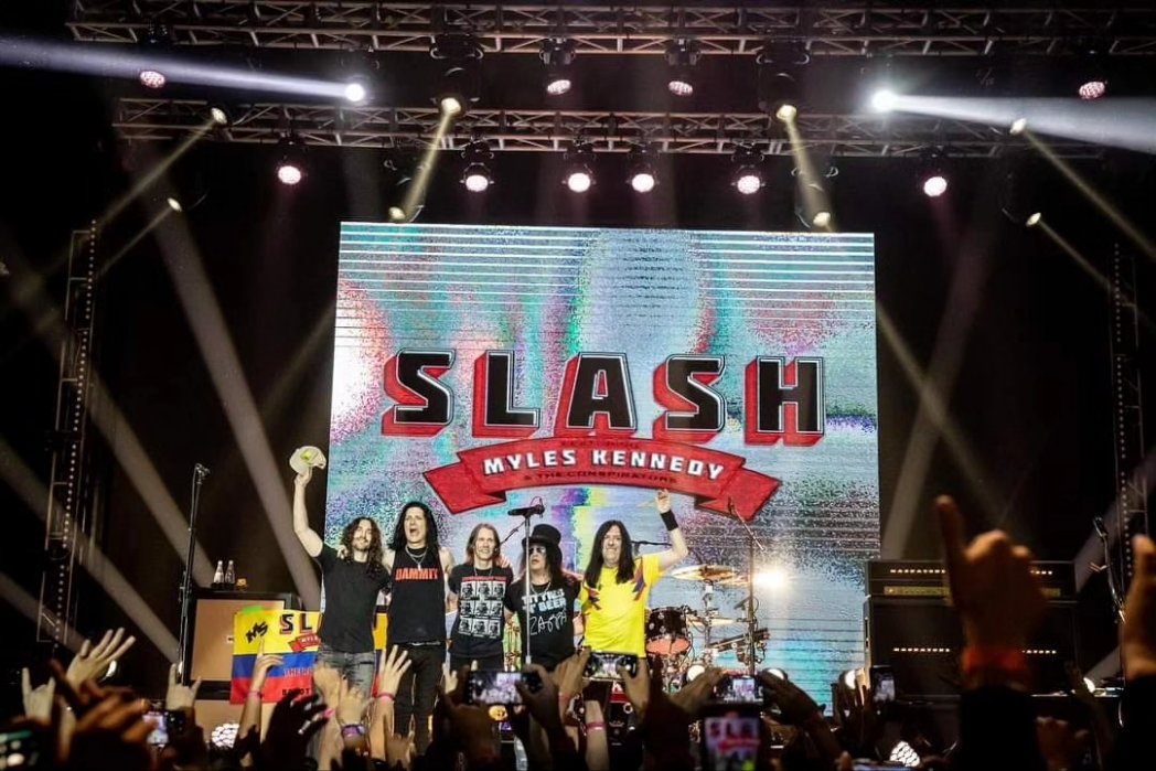 ColSonoro's tweet image. 35 años de carrera fueron celebrados en el Royal Center de Bogotá, lugar que se abarrotó de fieles y pasionales soldados del guitarrista de #GunsNRoses. 🤟🏼🏟️

La banda colombiana #MadTree fue la encargada de encender la llama en esta velada musical 🔥🎵

📸 @missangie_ph