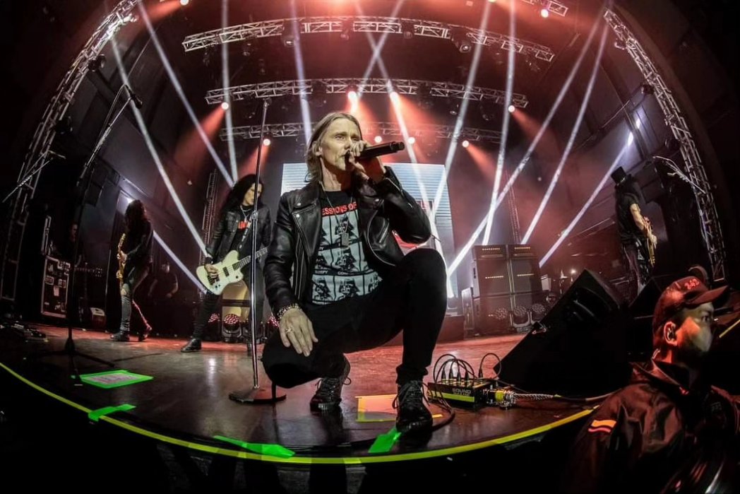 ColSonoro's tweet image. 35 años de carrera fueron celebrados en el Royal Center de Bogotá, lugar que se abarrotó de fieles y pasionales soldados del guitarrista de #GunsNRoses. 🤟🏼🏟️

La banda colombiana #MadTree fue la encargada de encender la llama en esta velada musical 🔥🎵

📸 @missangie_ph